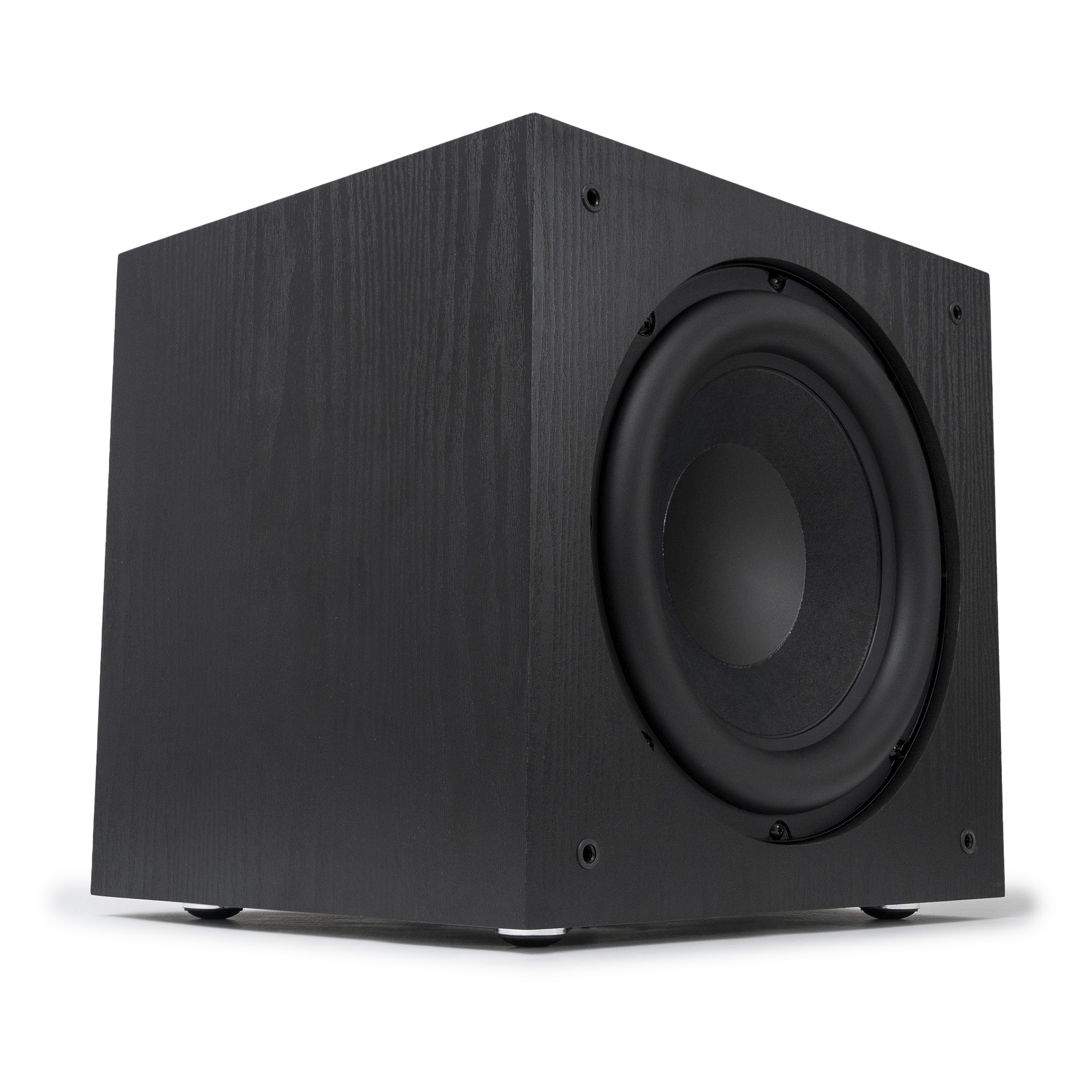 Subwoofer nero su sfondo bianco. Ha un grande cono altoparlante e piedini piccoli. La venatura del legno è visibile.