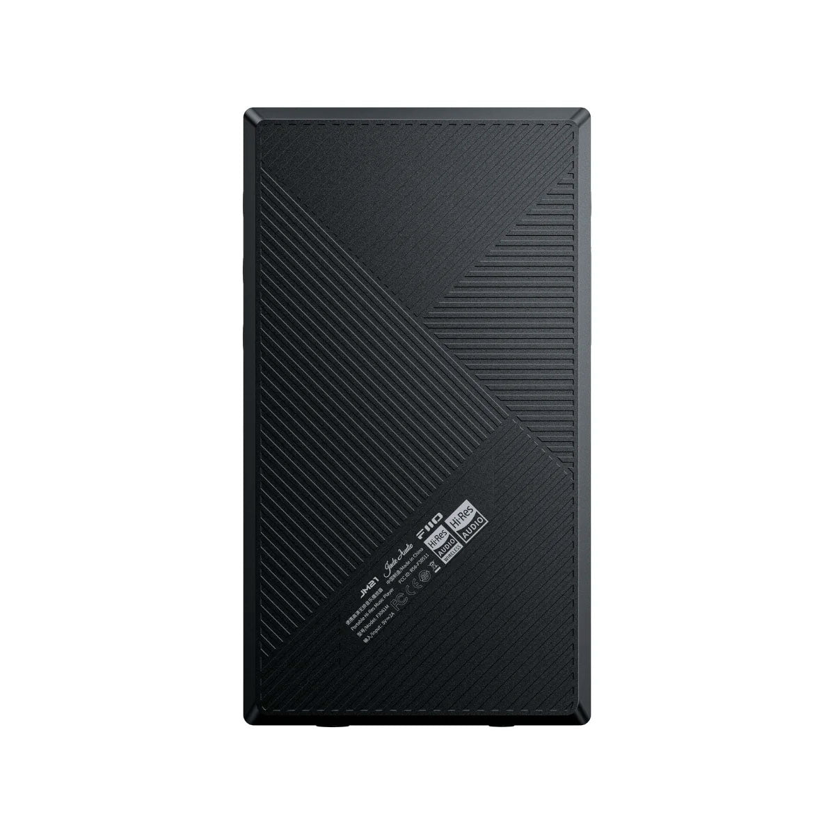 Un reproductor de música portátil rectangular negro con superficie texturizada y líneas diagonales. Tiene texto y logotipos en la parte inferior.