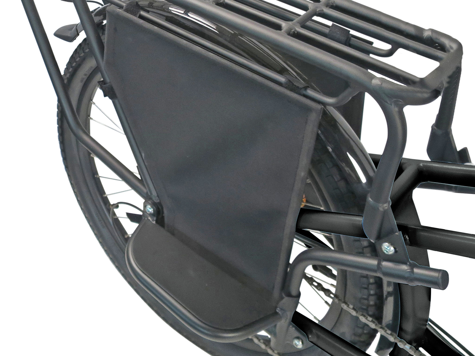 Schwarzes Lastenrad mit schwarzem Seitenschutz. Das Fahrrad hat einen Gepäckträger und ein sichtbares Rad.