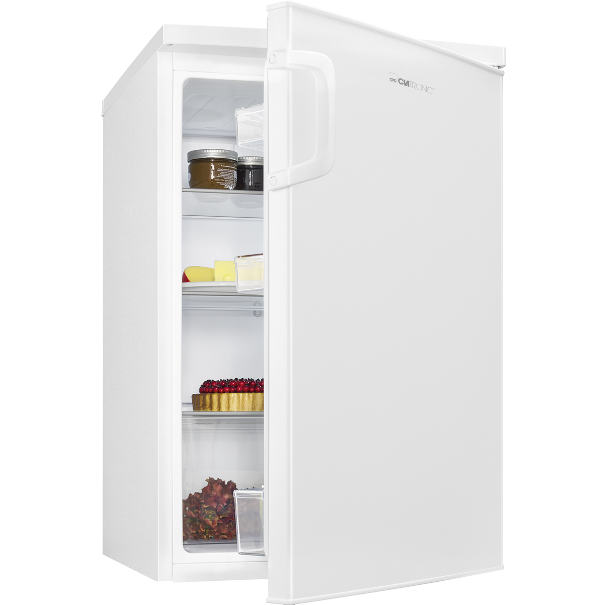Ein weißer Kühlschrank mit offener Tür. Im Inneren befinden sich Gläser, Käse, eine Torte und Salat.