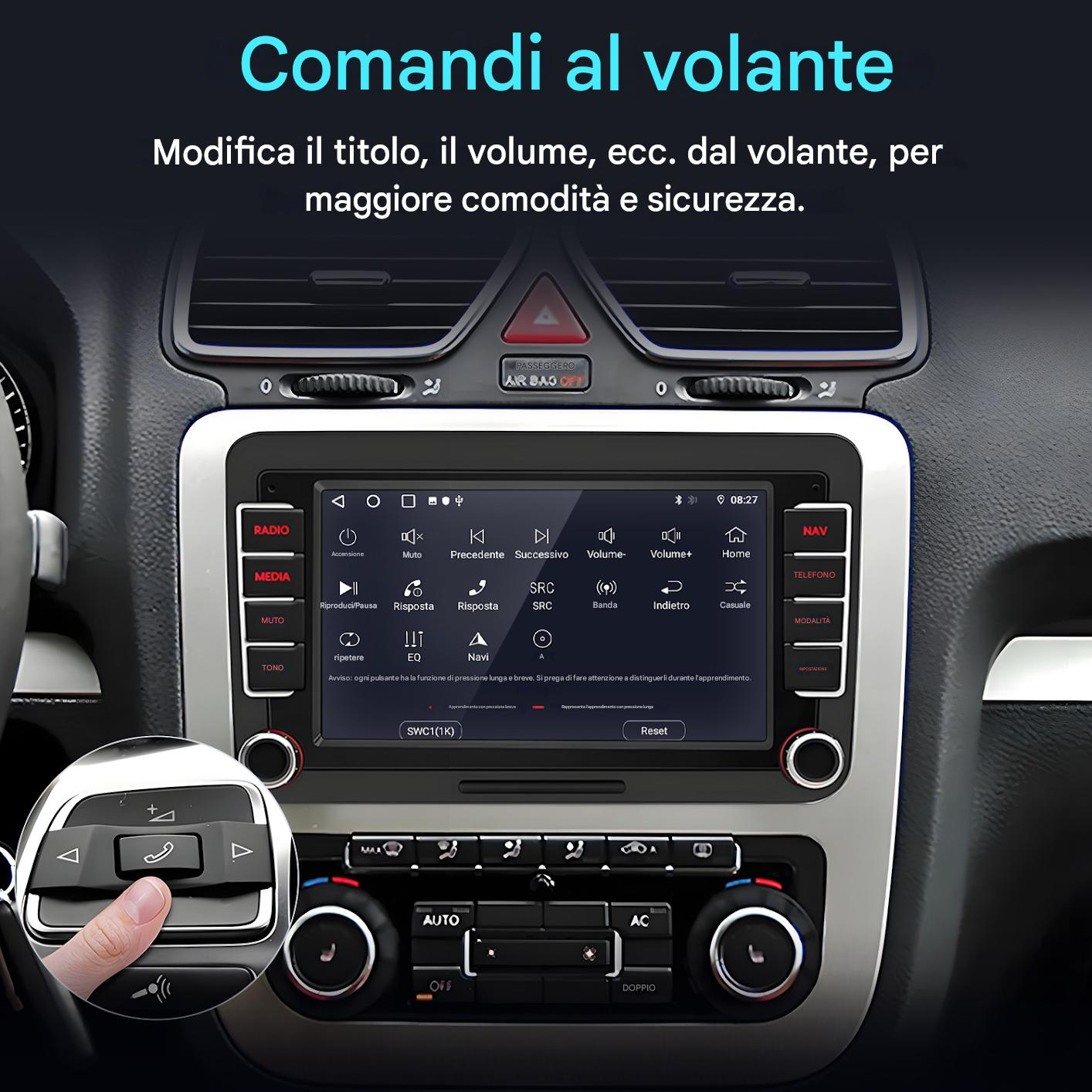 Schermo autoradio con pulsanti. Una mano preme un pulsante sul volante, controllando le funzioni radio.