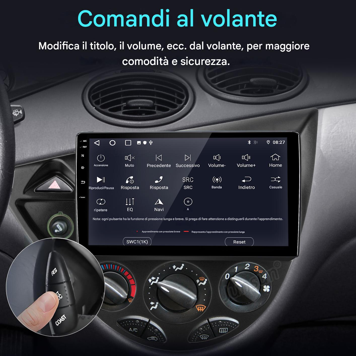 Cruscotto auto con display touchscreen che mostra i comandi multimediali. Una mano preme un pulsante sul volante. Testo in italiano.