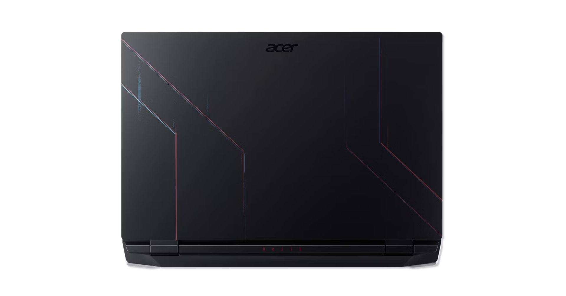 Acer logolu siyah dizüstü bilgisayar. Pembe ve mavi çizgi tasarımı. Altta NITRO. Beyaz arka plan.