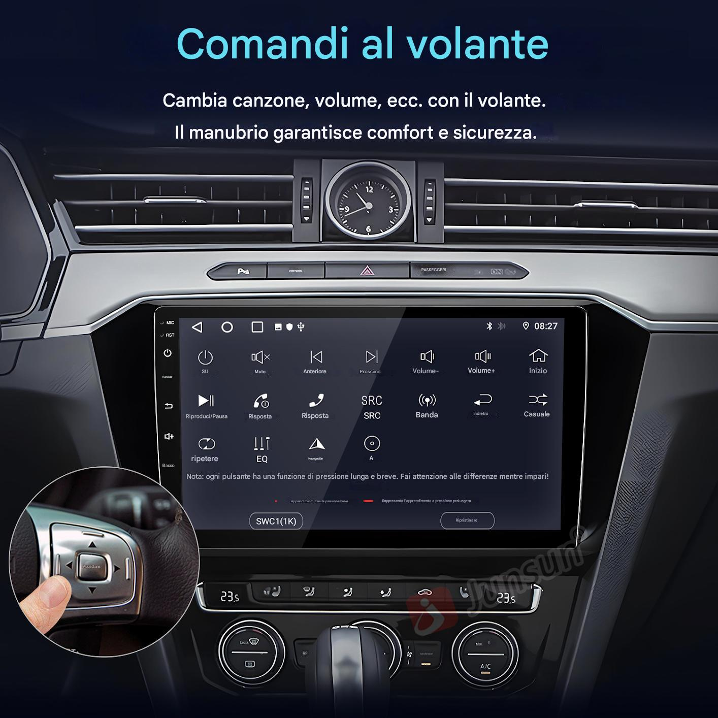 Cruscotto auto con schermo, pulsanti sul volante e orologio. Testo in italiano.