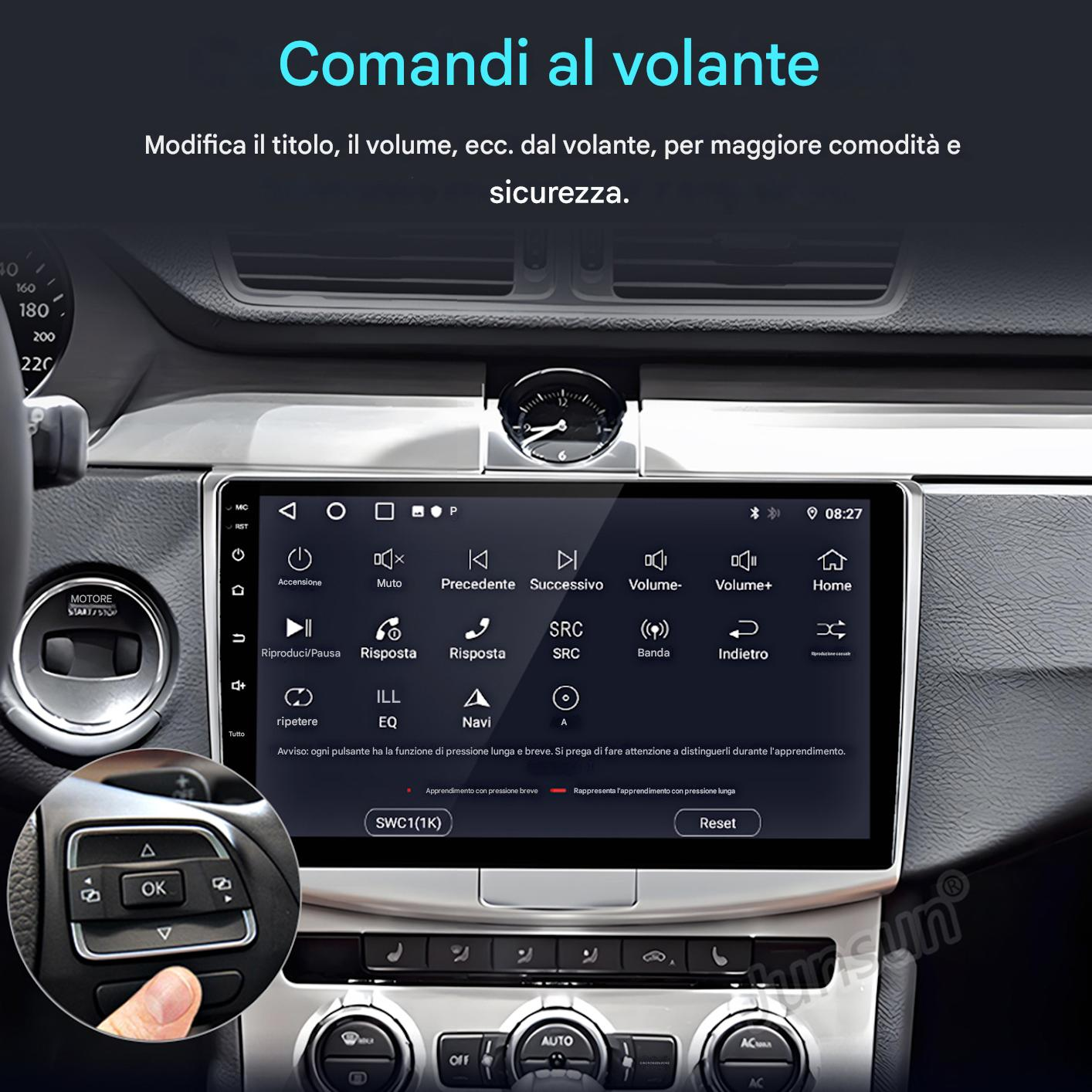 Cruscotto auto con sistema multimediale, pulsanti, volante e mano che preme un pulsante.