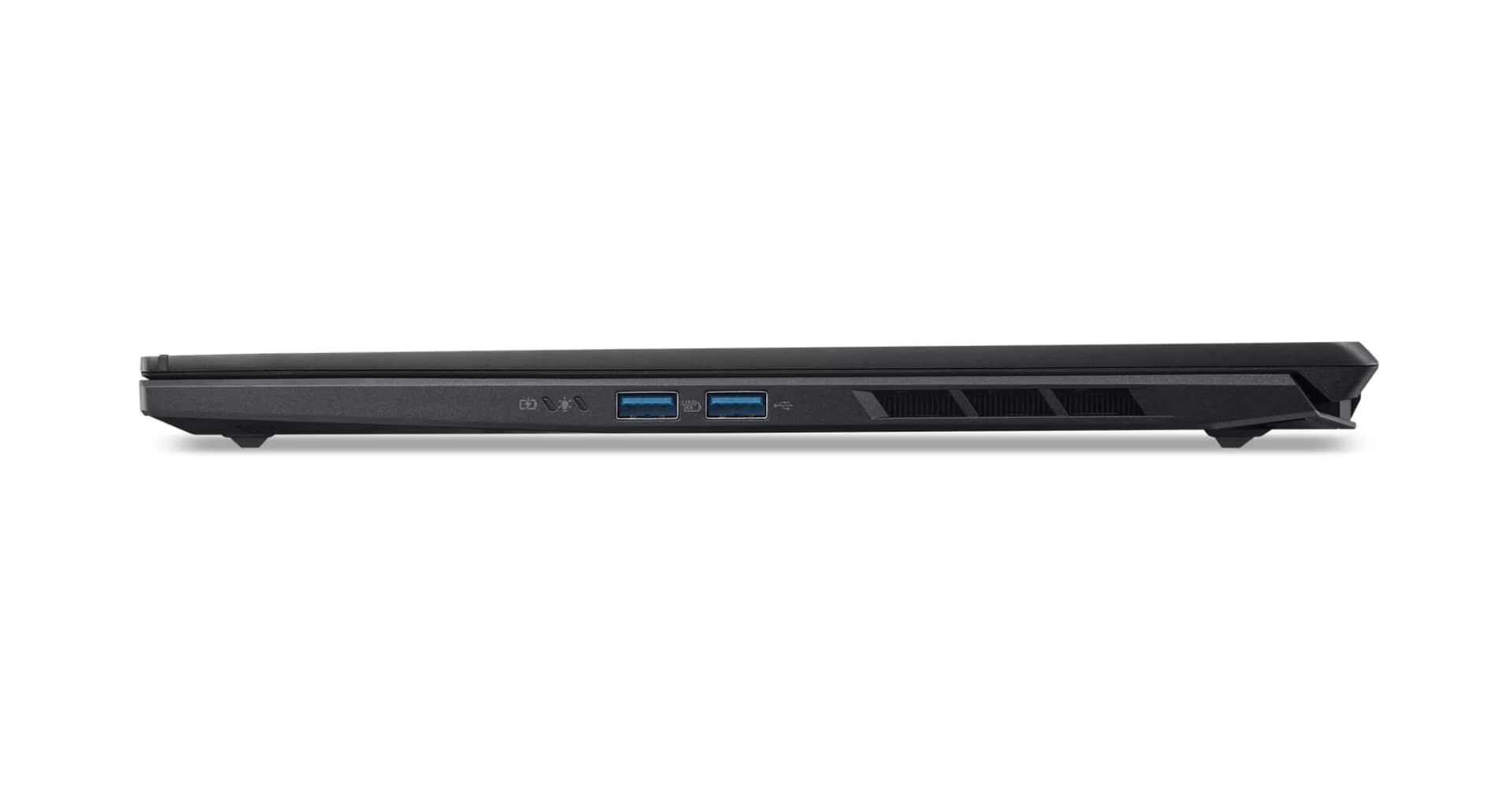 Siyah bir dizüstü bilgisayarın yan görünümü. Görünür bağlantı noktaları arasında USB ve güç bulunur. Dizüstü bilgisayar beyaz bir yüzeyde duruyor.