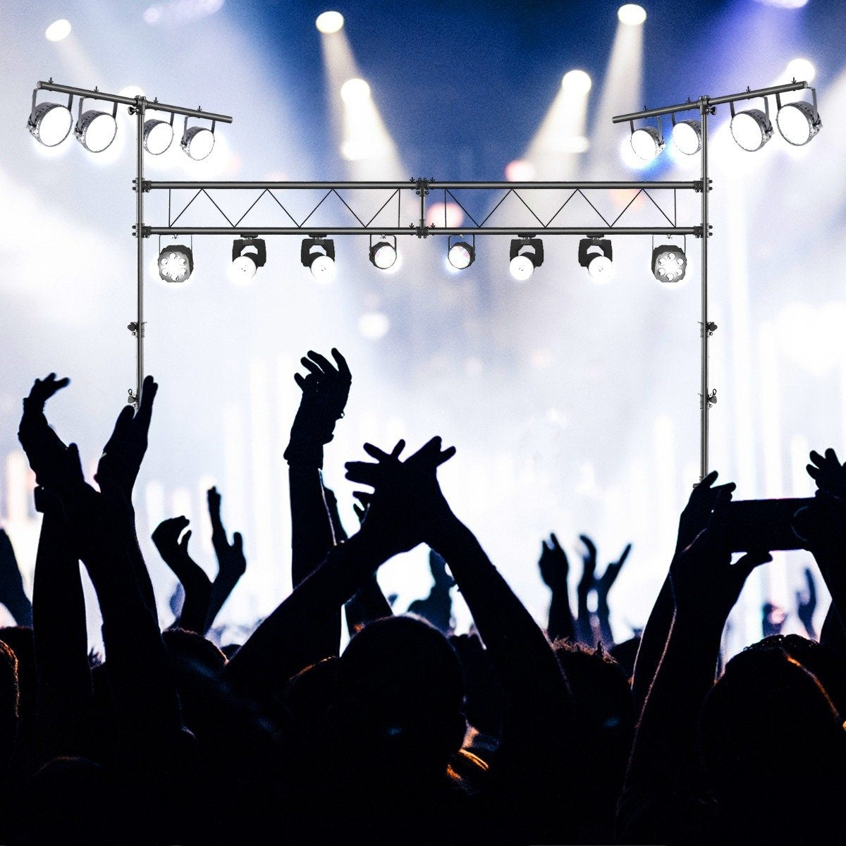 Una escena de concierto. Multitud silueteada con manos levantadas frente a luces de escenario. Luces de escenario en estructuras metálicas negras.