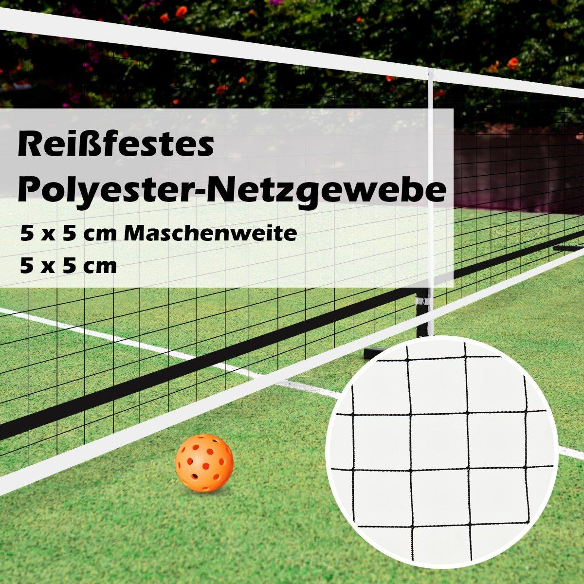 Una red blanca con líneas negras sobre hierba verde. Una pelota naranja está al frente. El texto dice: Reißfestes Polyester-Netzgewebe.