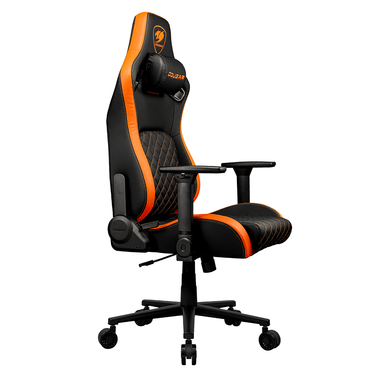 Sedia da gaming nera e arancione. Logo Cougar sul poggiatesta. Cuciture a diamante sullo schienale. Sfondo nero.