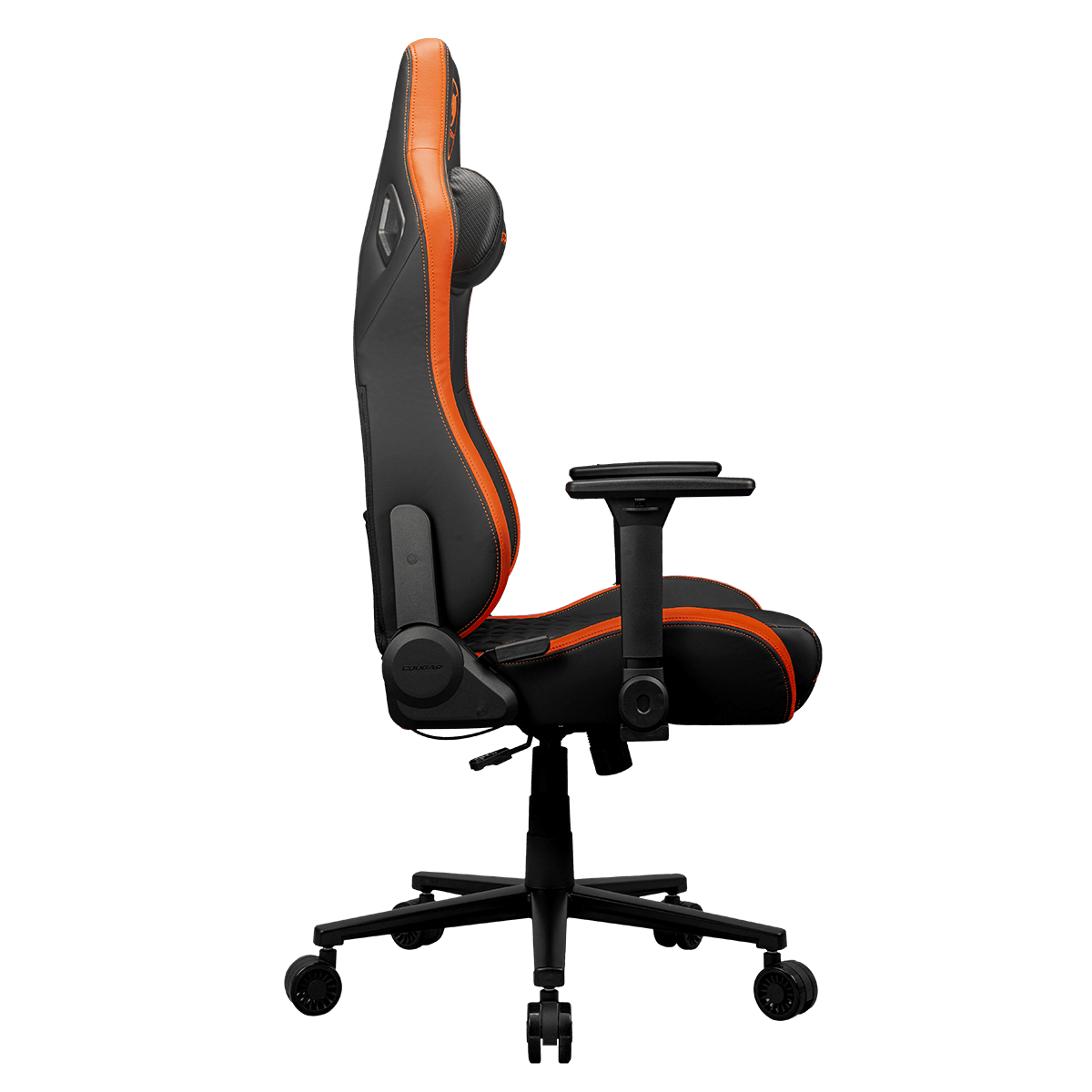 Vista laterale di una sedia da gaming nera e arancione con poggiatesta, braccioli e base a cinque ruote, su sfondo nero.