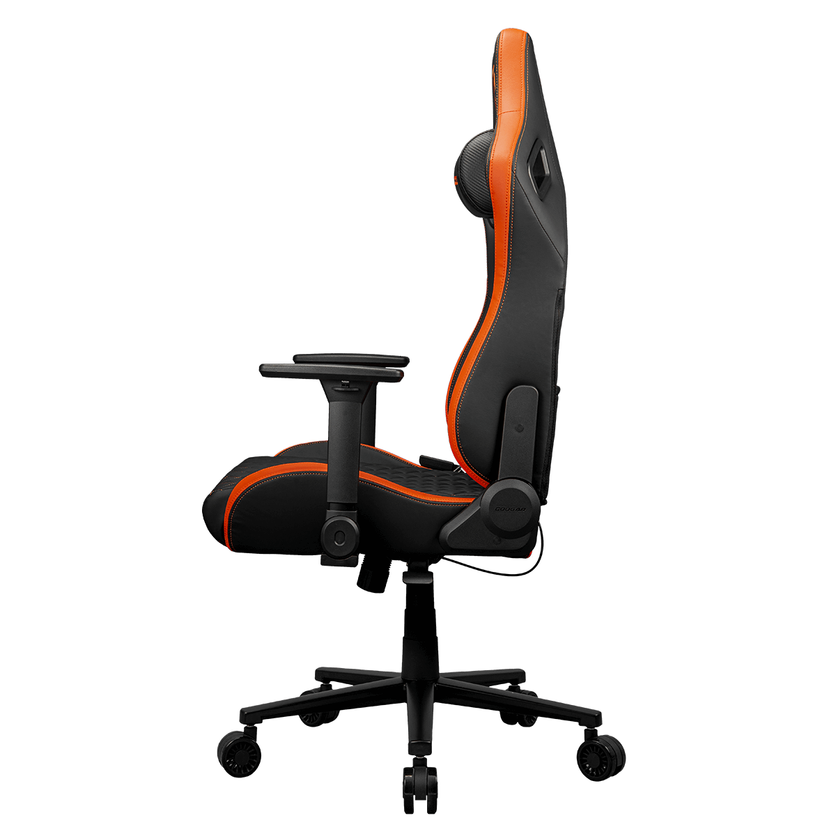 Vista laterale di una sedia da gaming nera e arancione con braccioli, poggiatesta e ruote su sfondo nero.