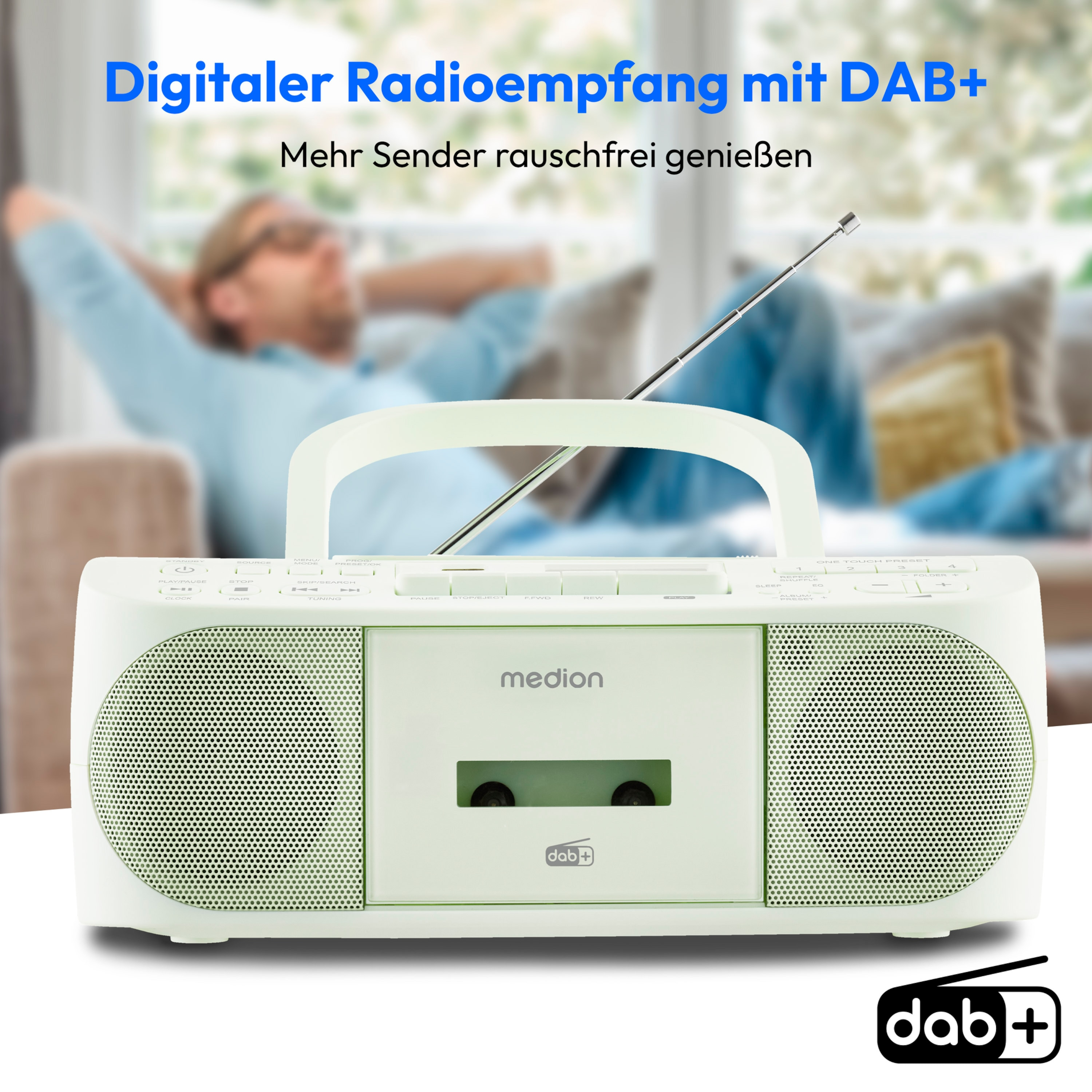 Weißes Radio mit DAB+ davor, im Hintergrund ein Mann, der sich auf einer Couch entspannt.