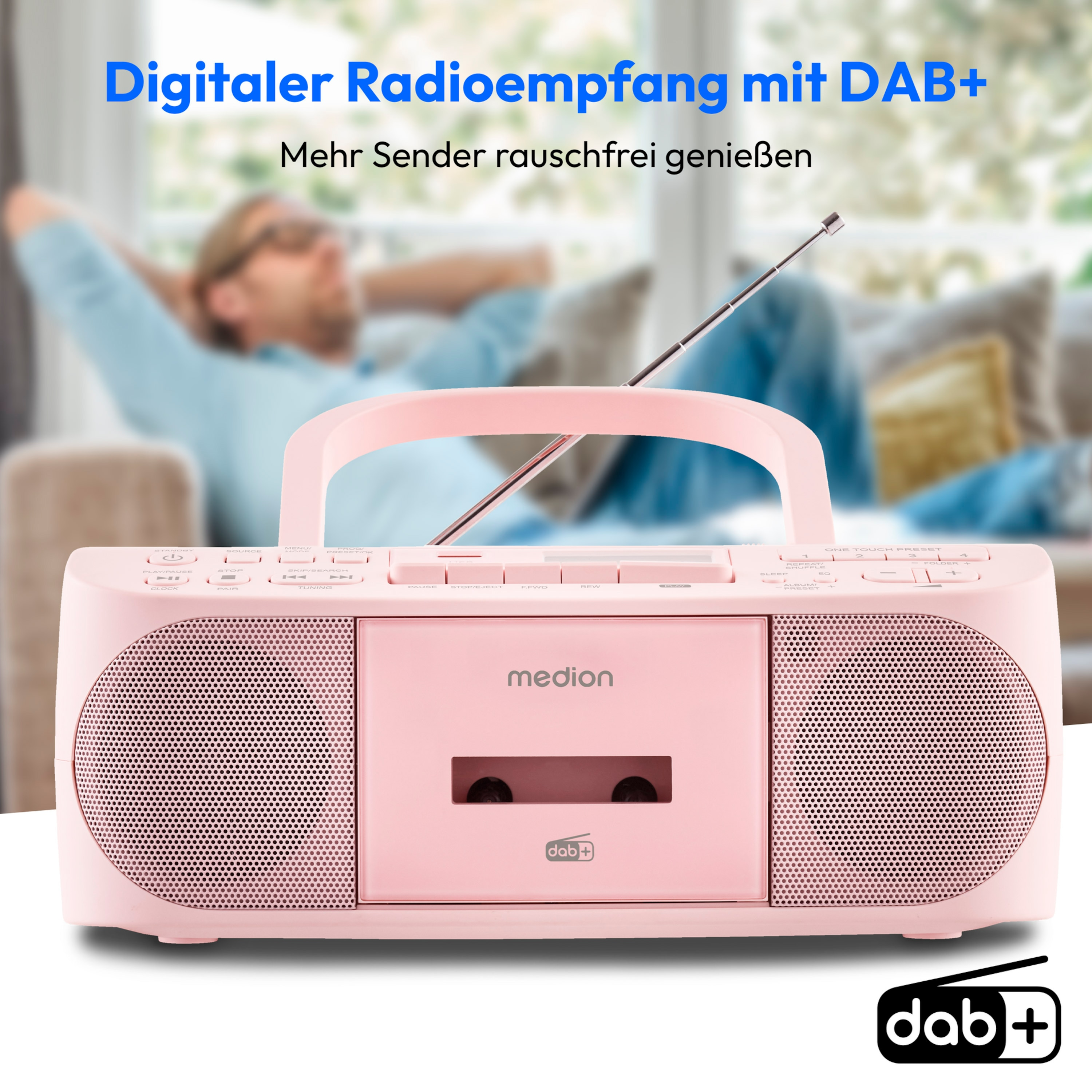 Ein rosa Medion-Radio mit DAB+, Antenne oben und ein Mann, der sich im Hintergrund auf einem Sofa entspannt.