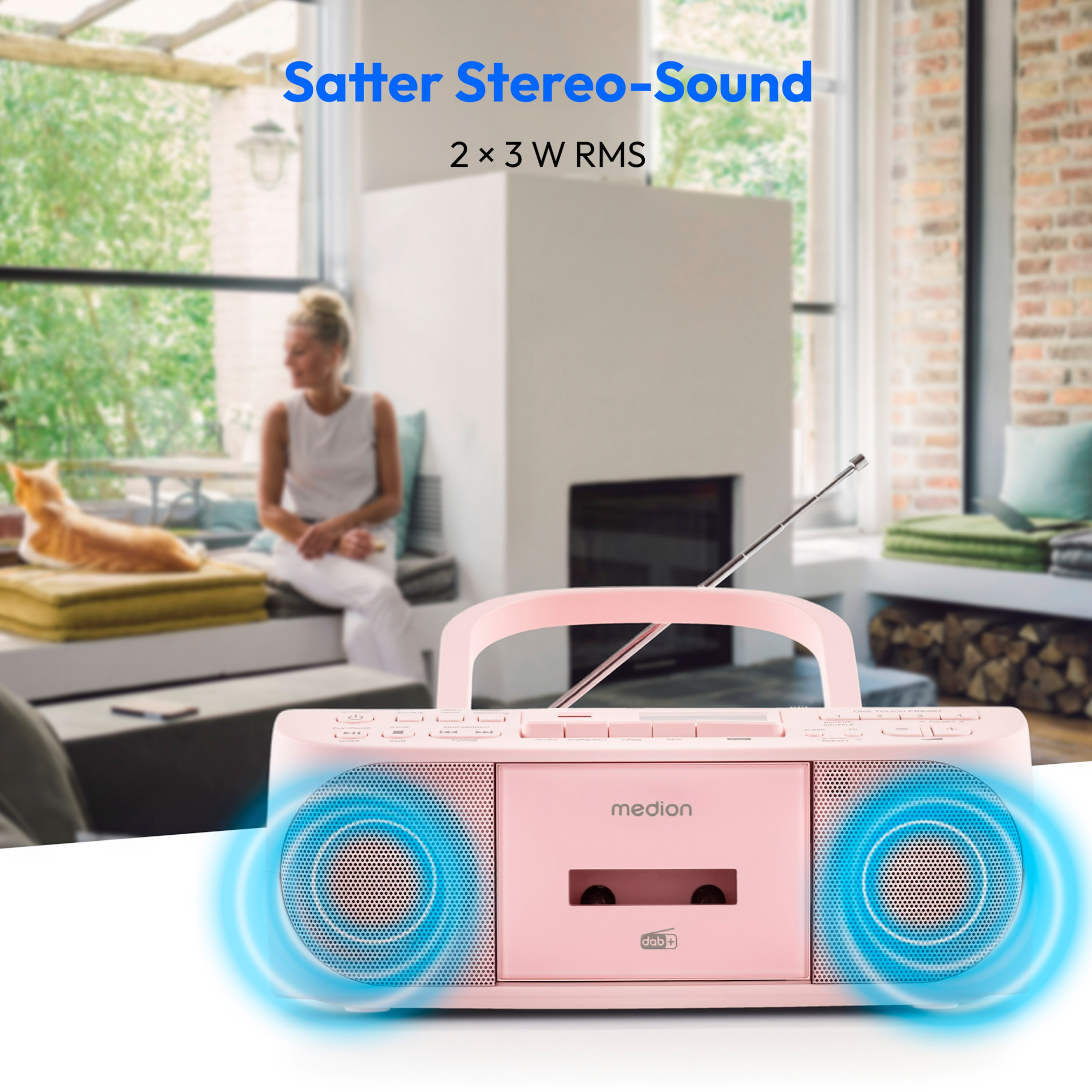 Rosa Stereoanlage. Im Hintergrund eine Frau und eine Katze am Kamin. Stereo hat Lautsprecher mit blauen Schallwellen.