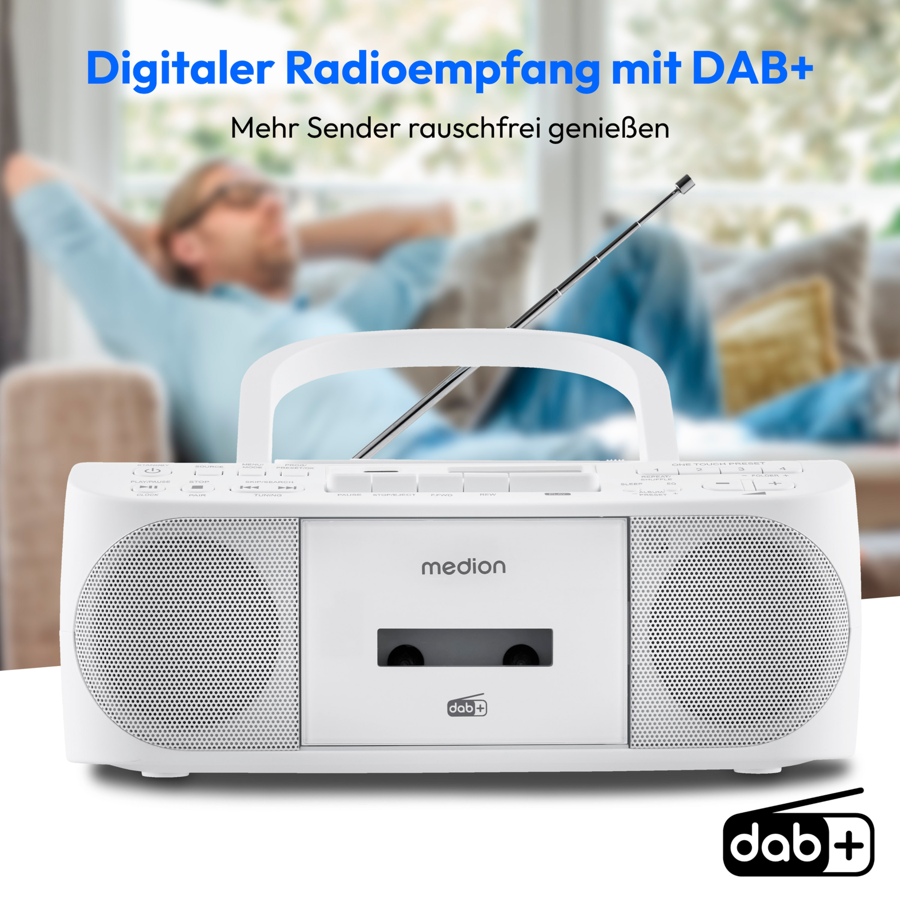 Ein weißes Radio mit Griff. Im Hintergrund entspannt sich eine Person. Das Radio hat DAB+.