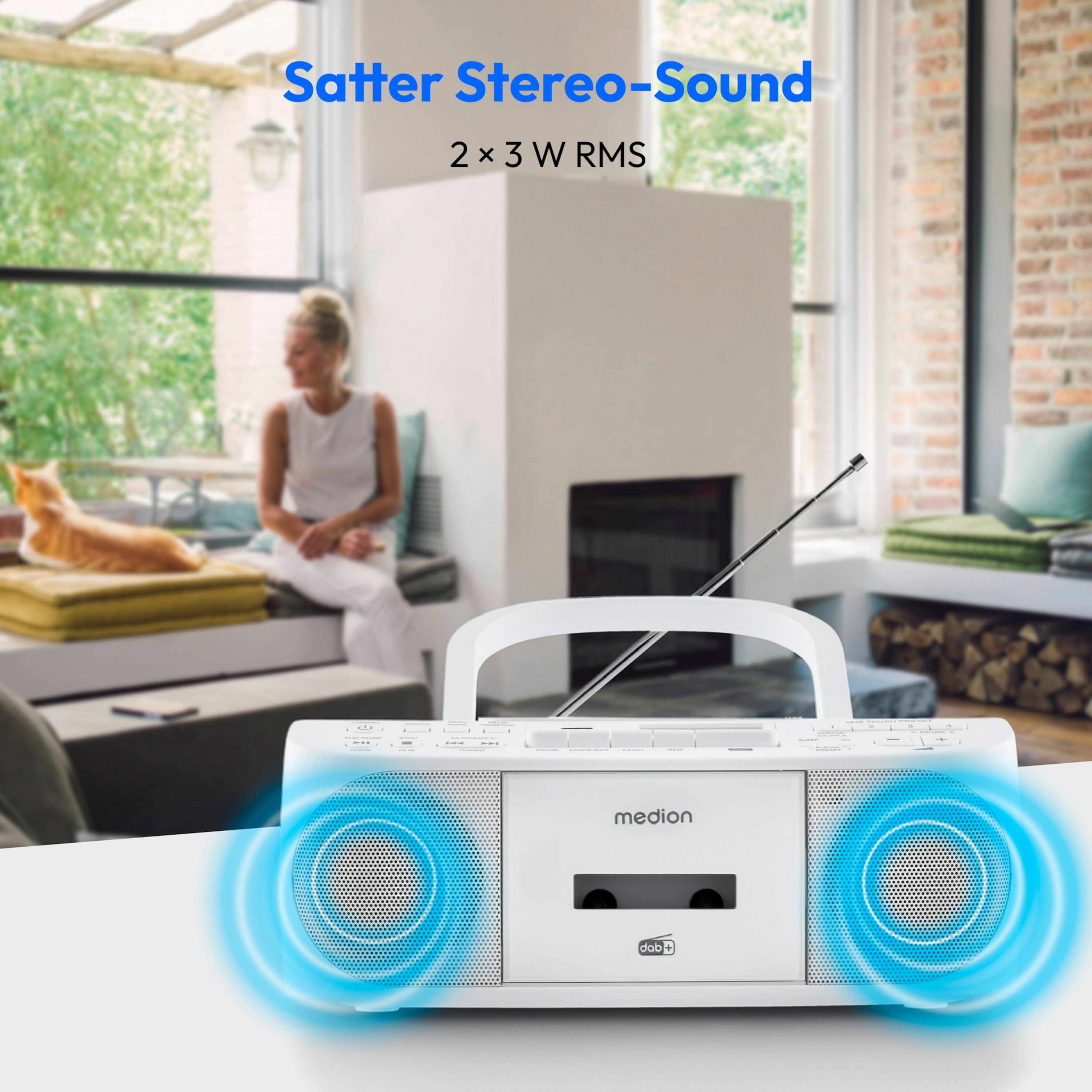 Ein weißes Stereo, im Hintergrund eine Frau und eine Katze. Das Stereo hat blaue Schallwellen.