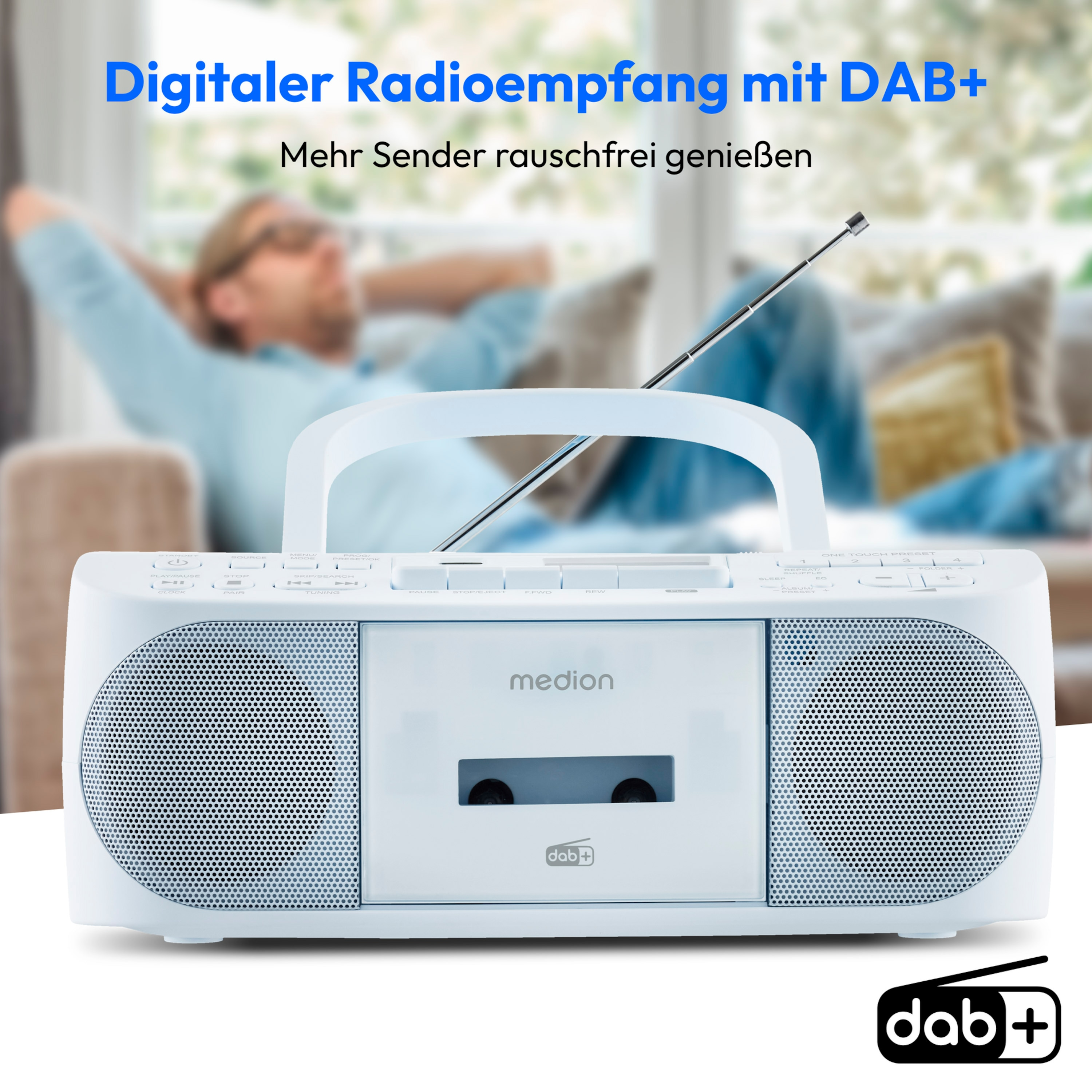 Weißes Radio mit Antenne. Mann im Hintergrund entspannt. Text: Digitalradio mit DAB+.