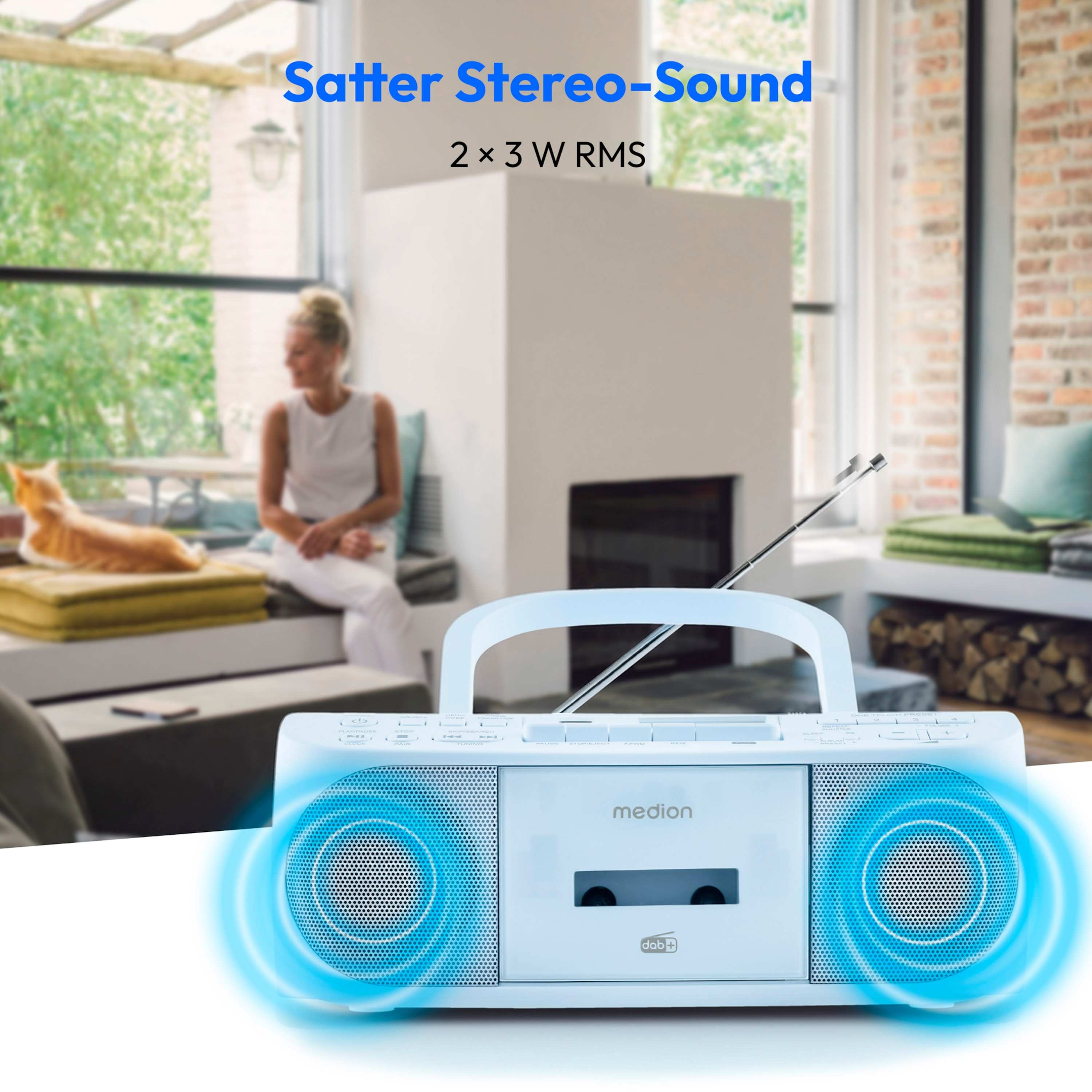 Ein weißes Stereo mit Lautsprechern, einem Griff und einem Kassettenschlitz befindet sich in einem Raum.