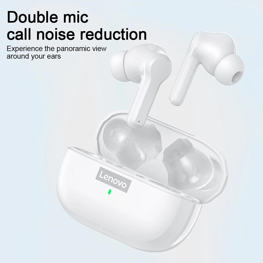 Weiße Lenovo-Ohrhörer und Ladecase. Text sagt 'Double mic call noise reduction'. Der Hintergrund ist hellblau.