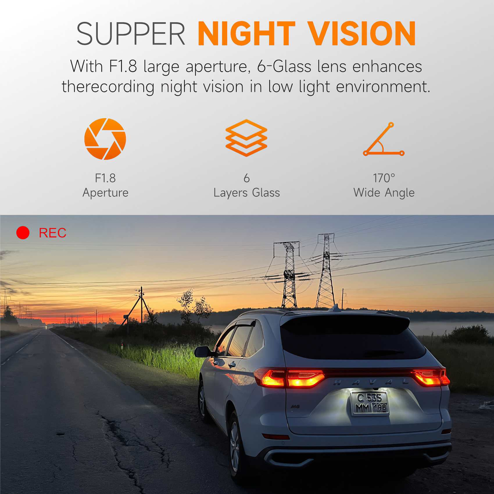 Auto auf einer Straße in der Dämmerung, mit Text über Nachtsichtfunktionen. Oranger Sonnenuntergang, Strommasten, weißes Auto.