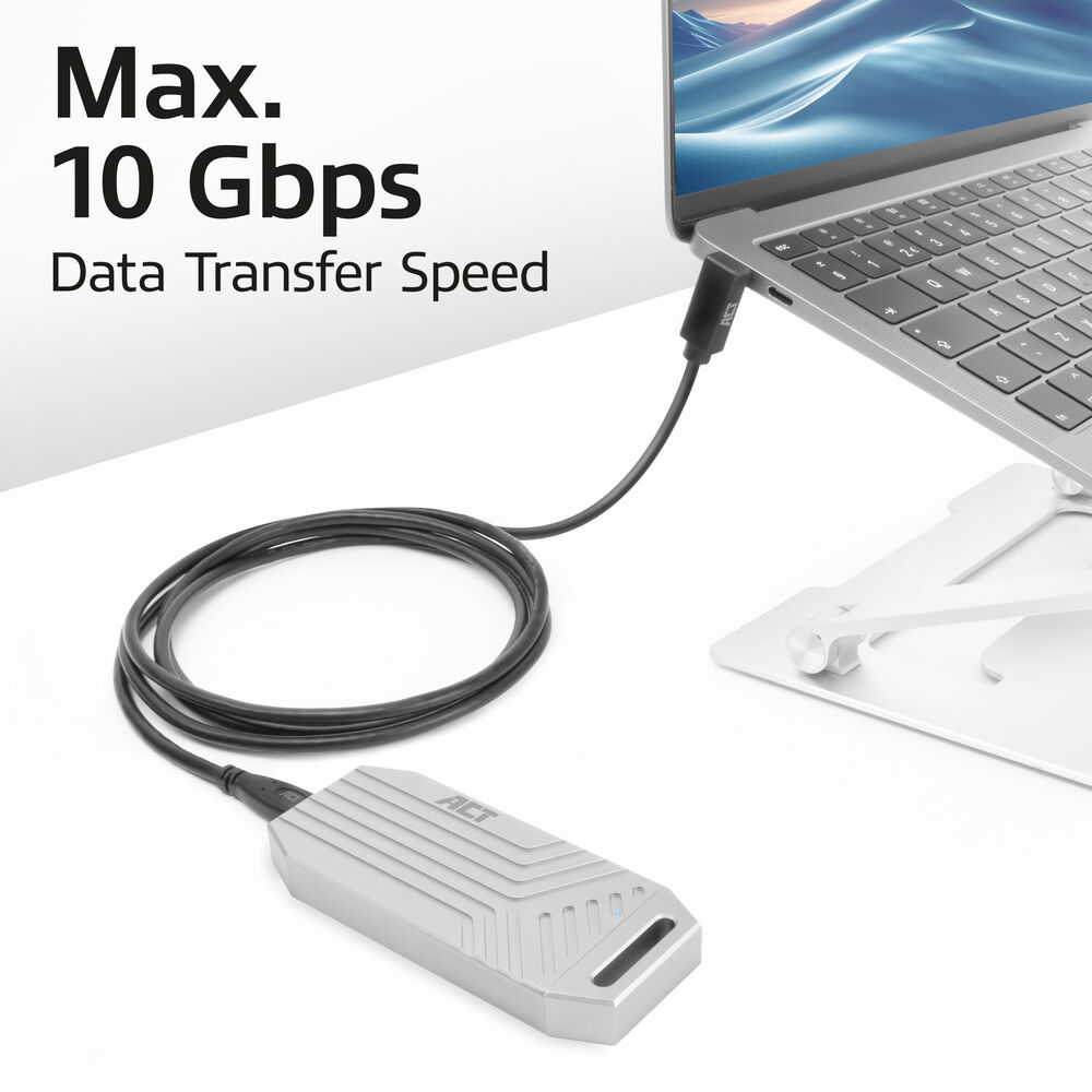 Un ordinateur portable est connecté à un disque dur externe argenté via un câble noir. Texte : Max. 10 Gbit/s Vitesse de transfert de données.
