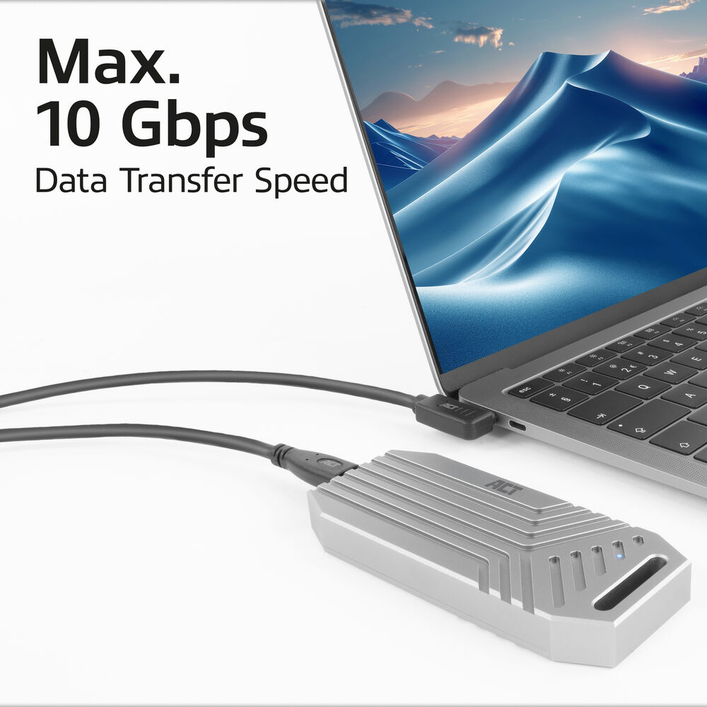 Zilveren externe harde schijf aangesloten op een laptop. Tekst: 'Max. 10 Gbps Gegevensoverdrachtsnelheid'.
