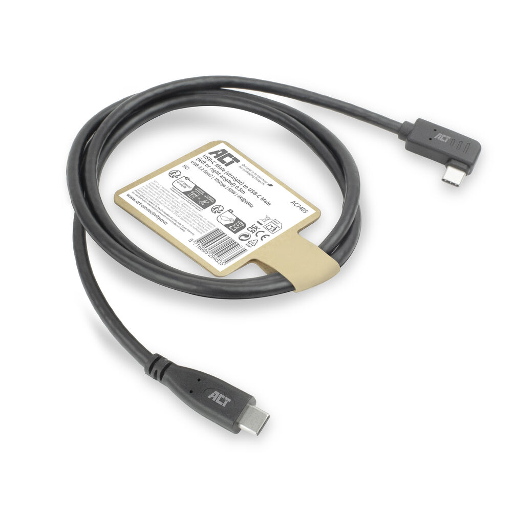 Een zwarte USB-C-kabel met haakse en rechte connectoren en een productlabel ligt op een wit oppervlak.