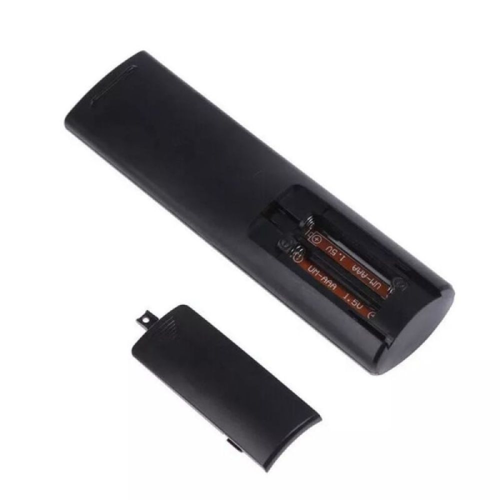 Eine schwarze TV-Fernbedienung mit offenem Batteriefach. Zwei AAA-Batterien sind sichtbar. Die Batterieabdeckung liegt daneben.