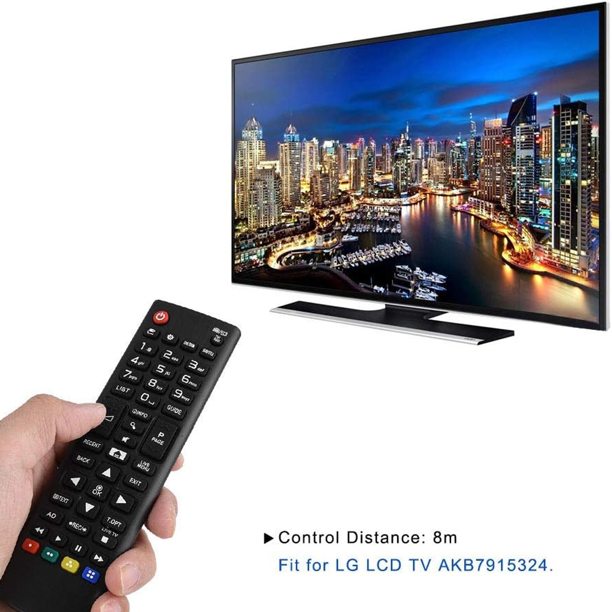 Eine Hand hält eine schwarze Fernbedienung, die auf einen großen Fernseher zeigt, der eine nächtliche Skyline zeigt.