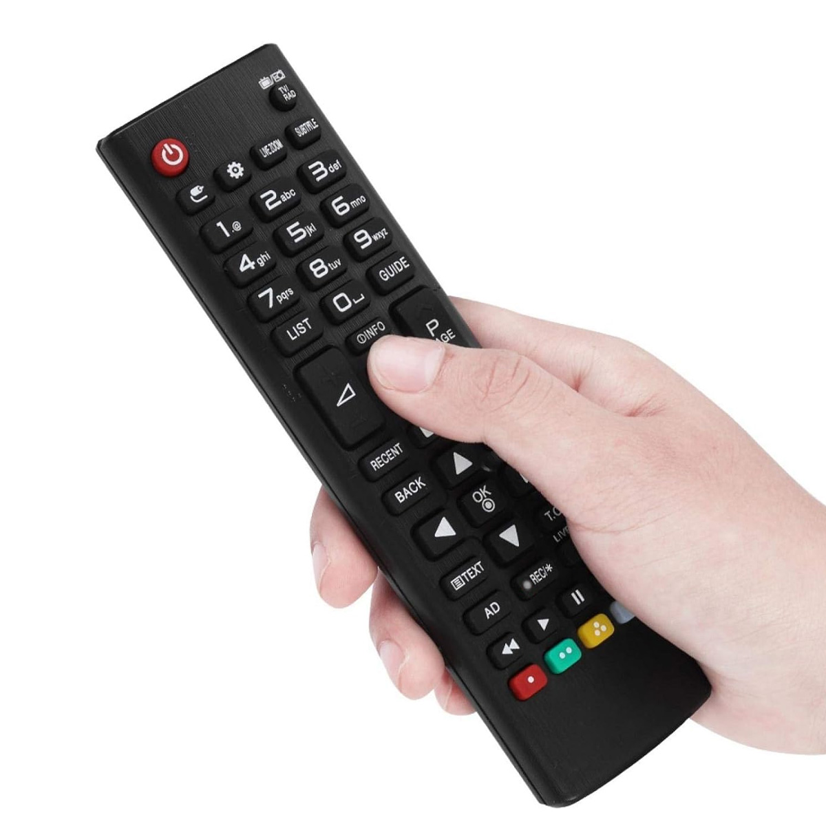 Eine Hand, die eine schwarze TV-Fernbedienung mit vielen Knöpfen hält. Die Fernbedienung hat Zahlen und Bedienoptionen. Der Hintergrund ist schlicht.
