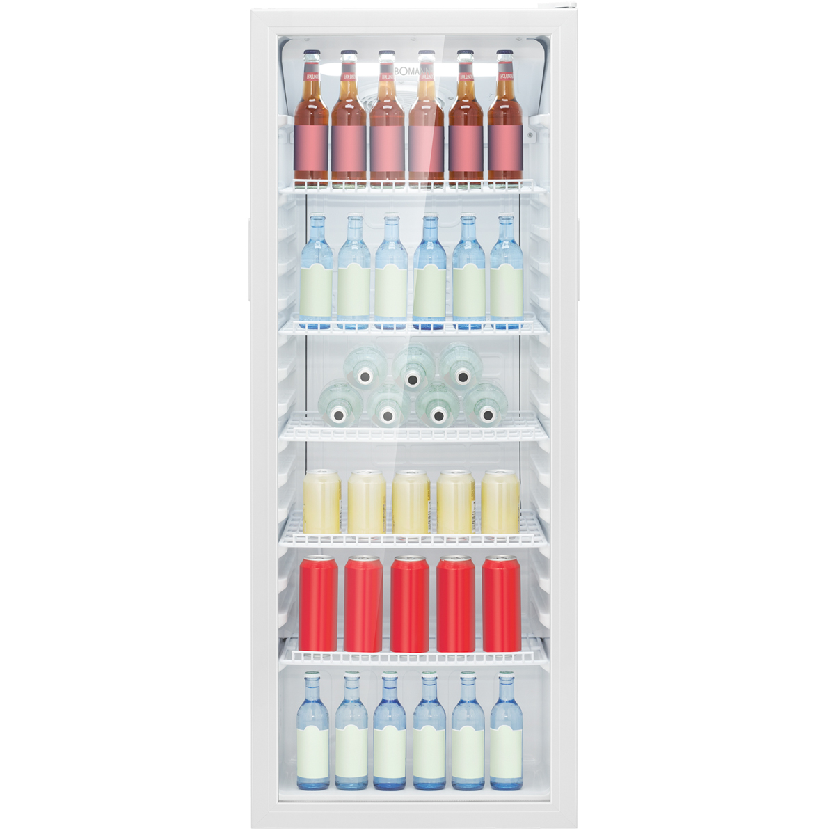 Ein weißer Kühlschrank mit verschiedenen Getränken: Flaschen und Dosen, rot, gelb und klar. Auf Regalen angeordnet.