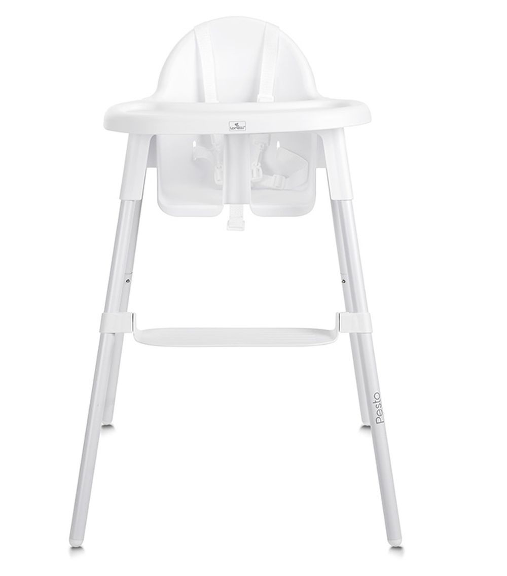 Ein weißer Babyhochstuhl mit Tablett und Sicherheitsgurten. Er hat eine abgerundete Rückenlehne und eine Fußstütze. Der Stuhl steht vor weißem Hintergrund.