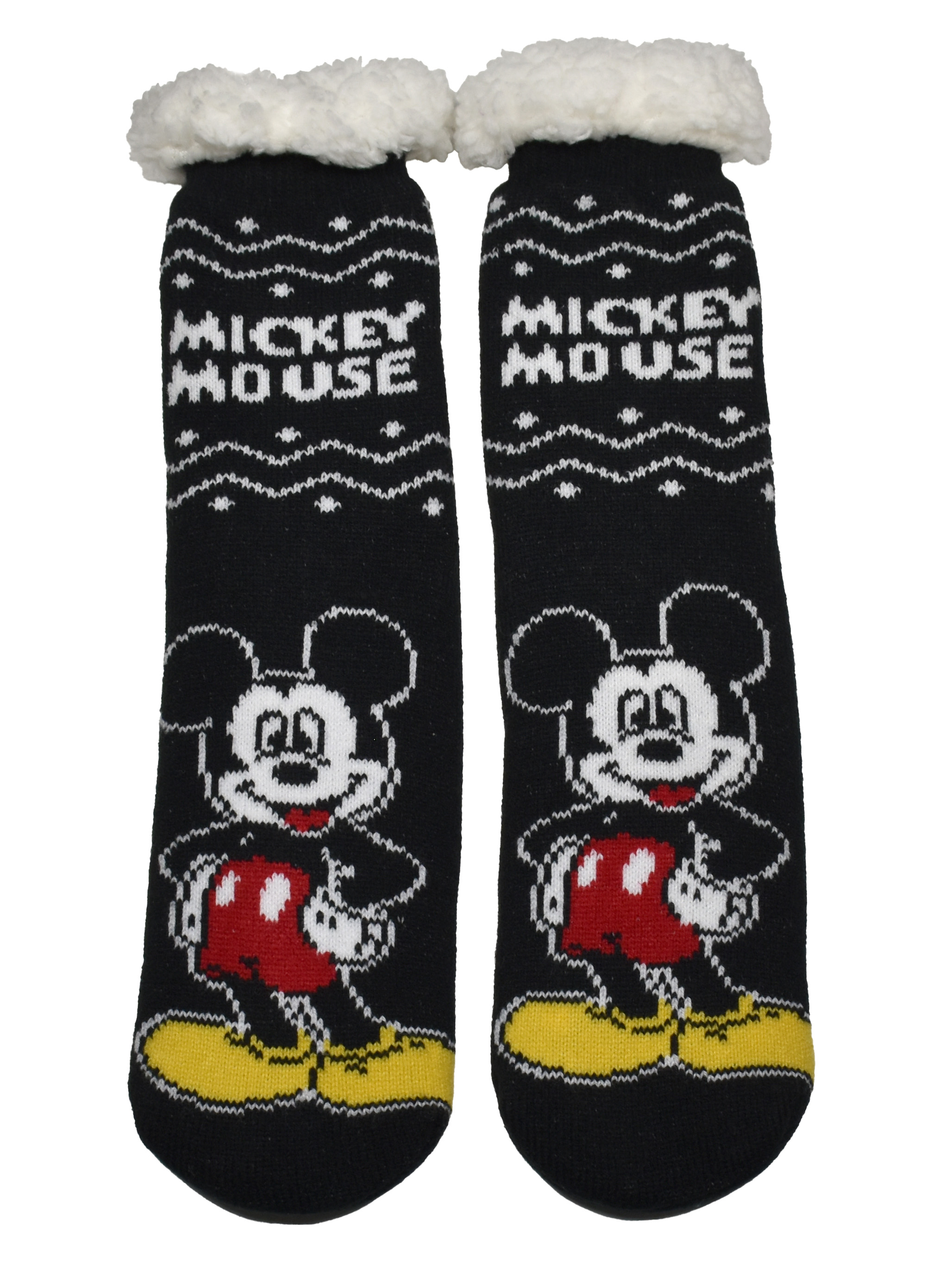 Paar schwarze Mickey Mouse Socken mit weißem Text, Mickey-Bild, roten Shorts, gelben Schuhen und weißem, flauschigem Oberteil.