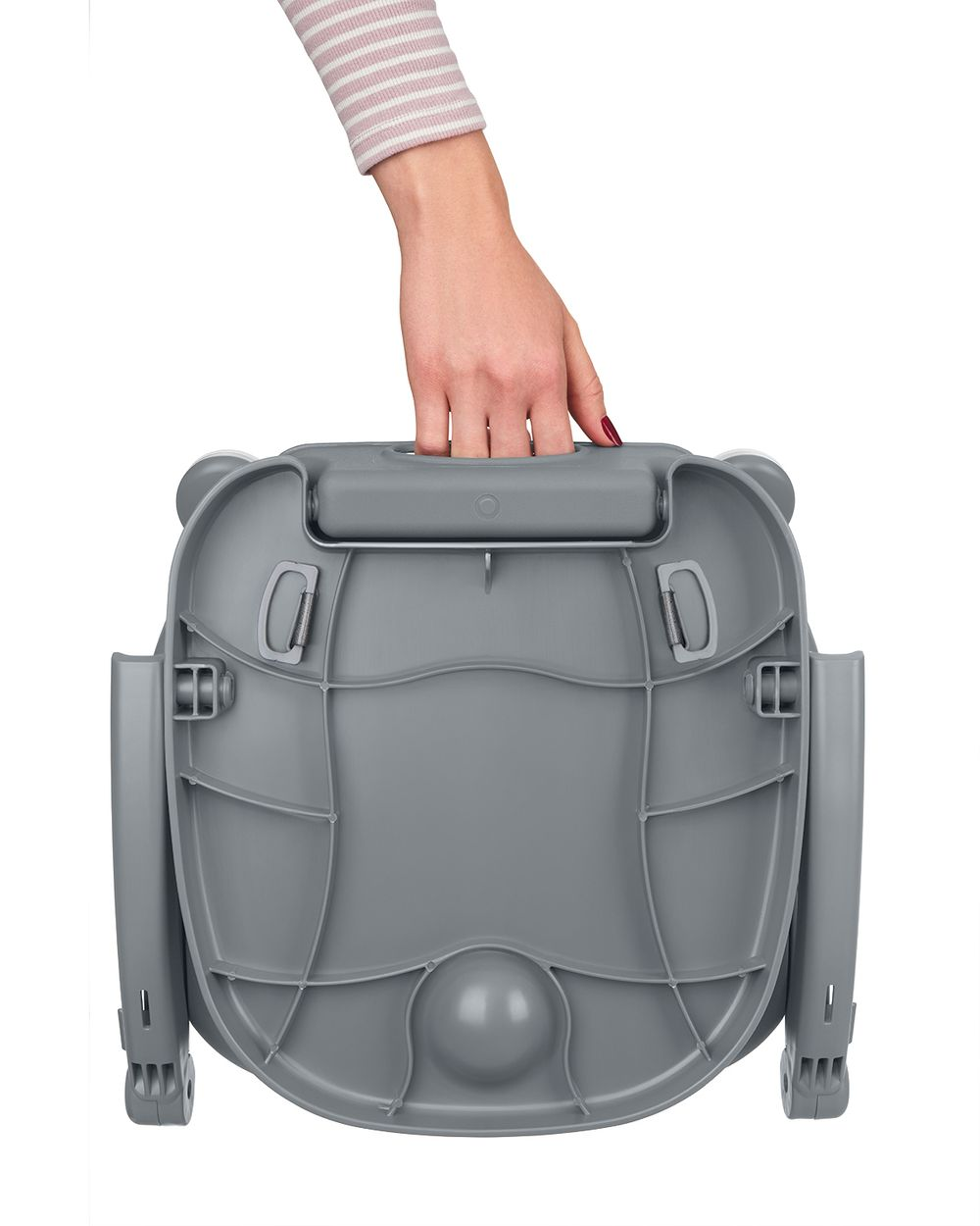 Eine Hand hält einen grauen Plastikstuhl von oben. Der Arm ist in einem gestreiften Ärmel. Der Stuhl hat abgerundete Kanten und einen Griff.