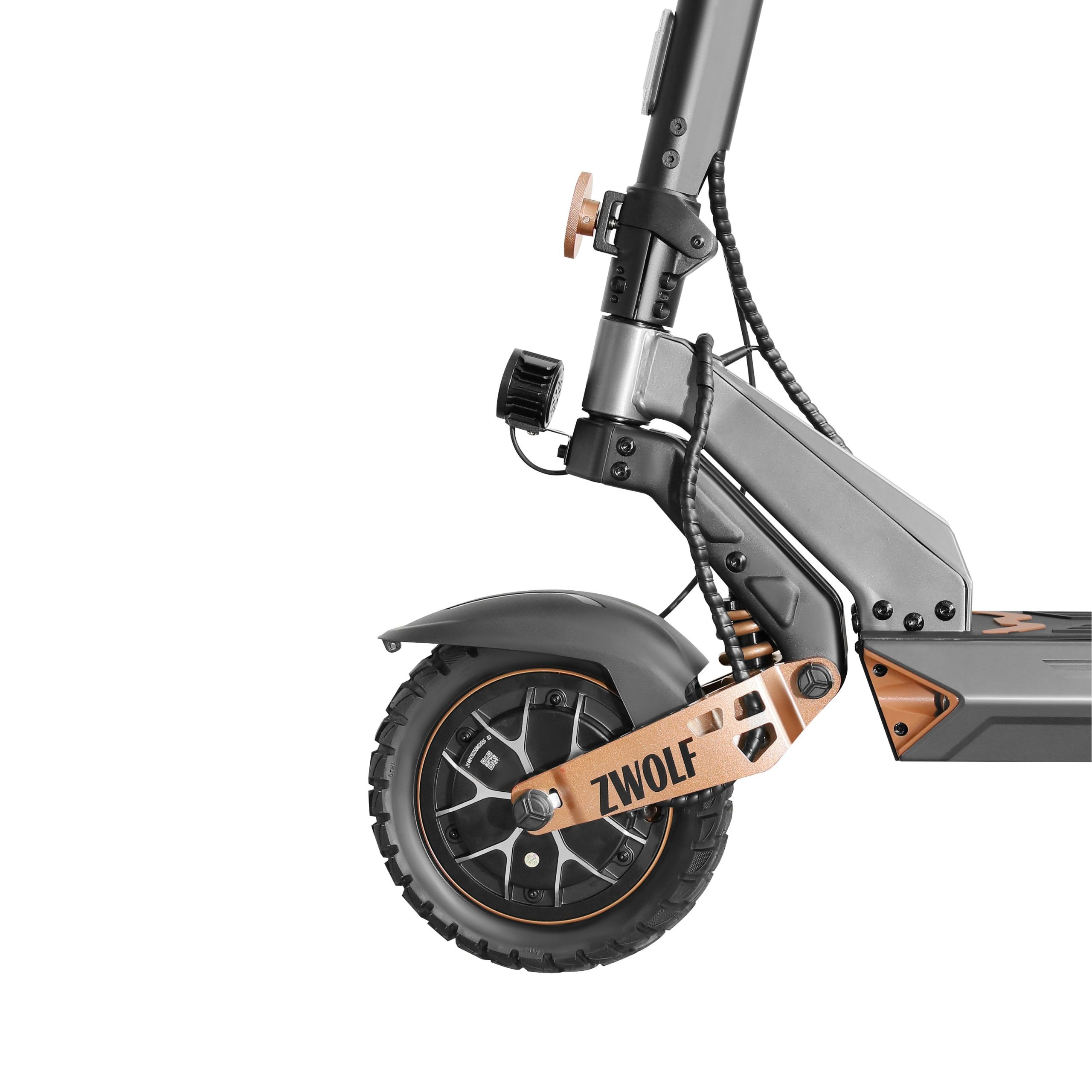Primer plano de un patinete eléctrico negro y gris. La rueda delantera y la suspensión son visibles sobre un fondo blanco.