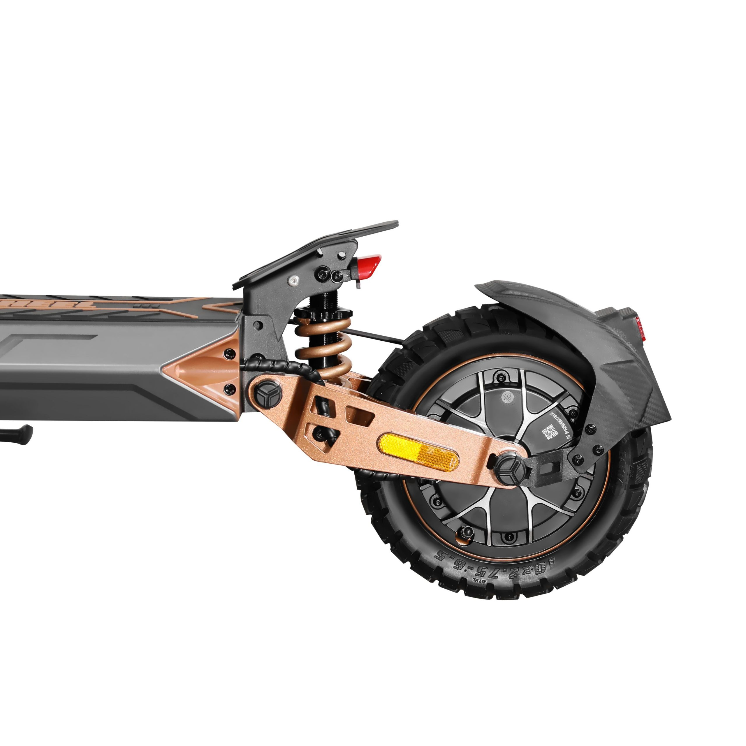 Primer plano de la rueda trasera, la suspensión y el guardabarros de un scooter. El scooter tiene un neumático negro y un marco dorado y negro.
