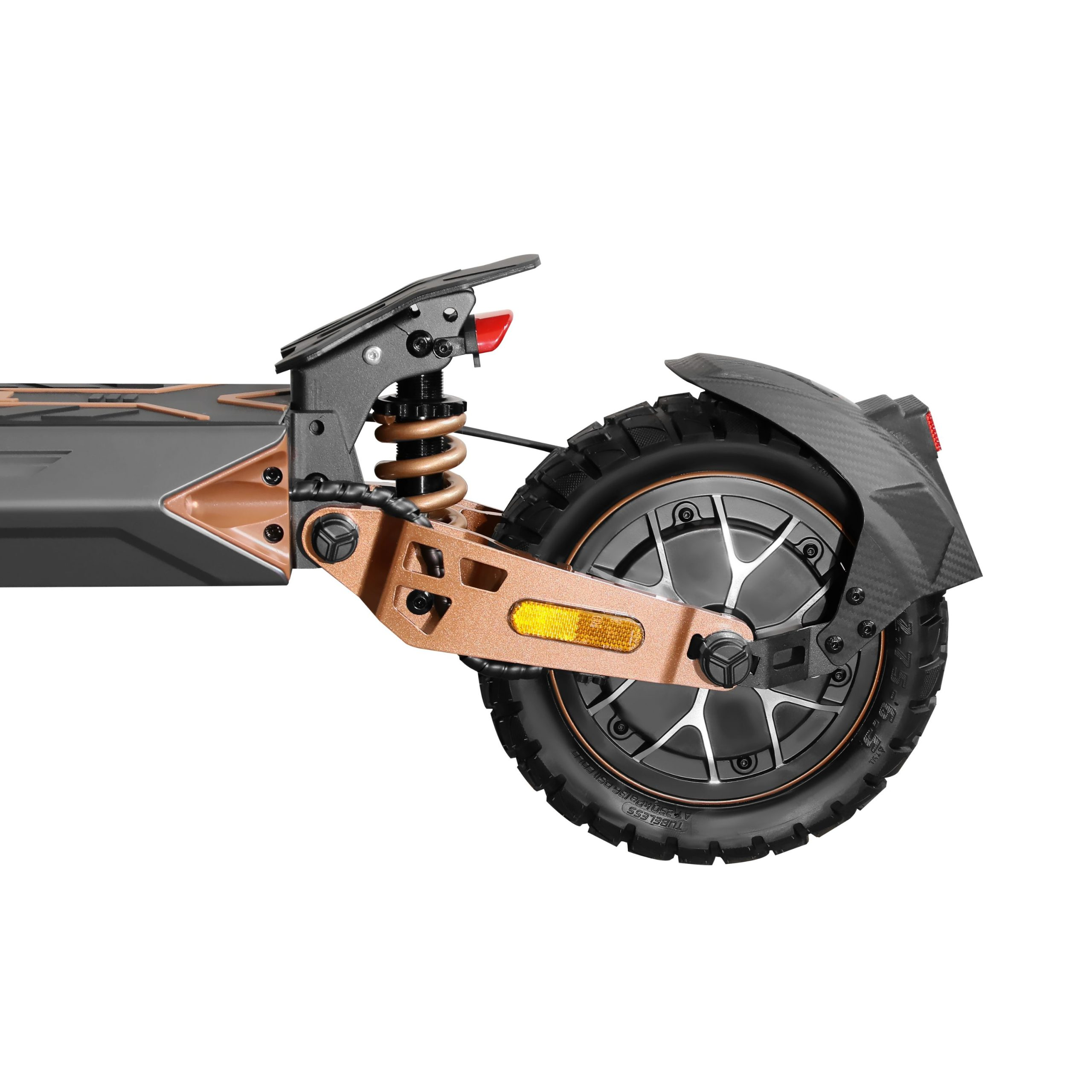 La rueda trasera de un patinete eléctrico. Tiene un neumático negro, suspensión y un marco dorado.