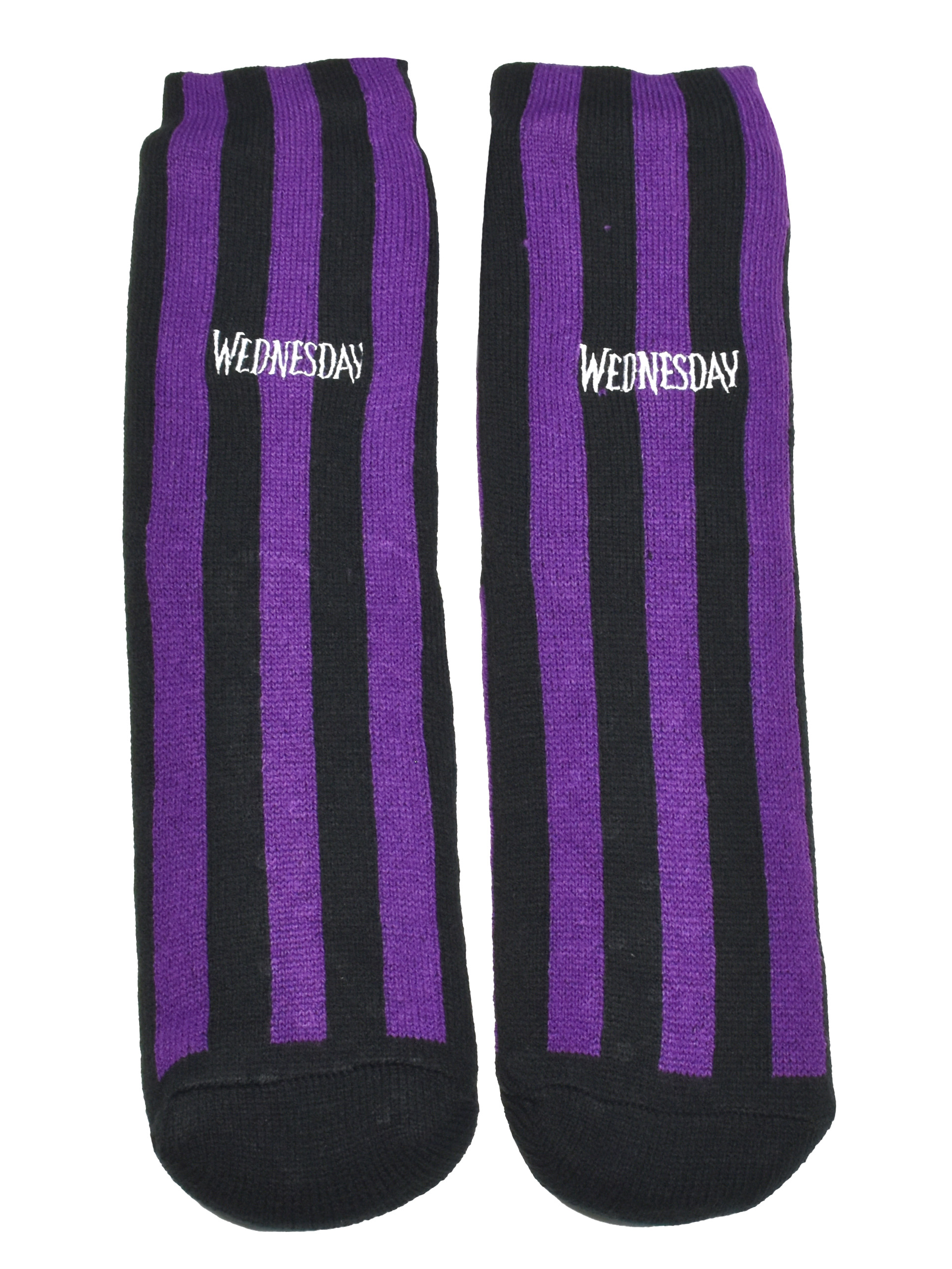 Zwei Socken mit senkrechten schwarzen und lila Streifen. Auf jeder Socke steht das Wort "WEDNESDAY".