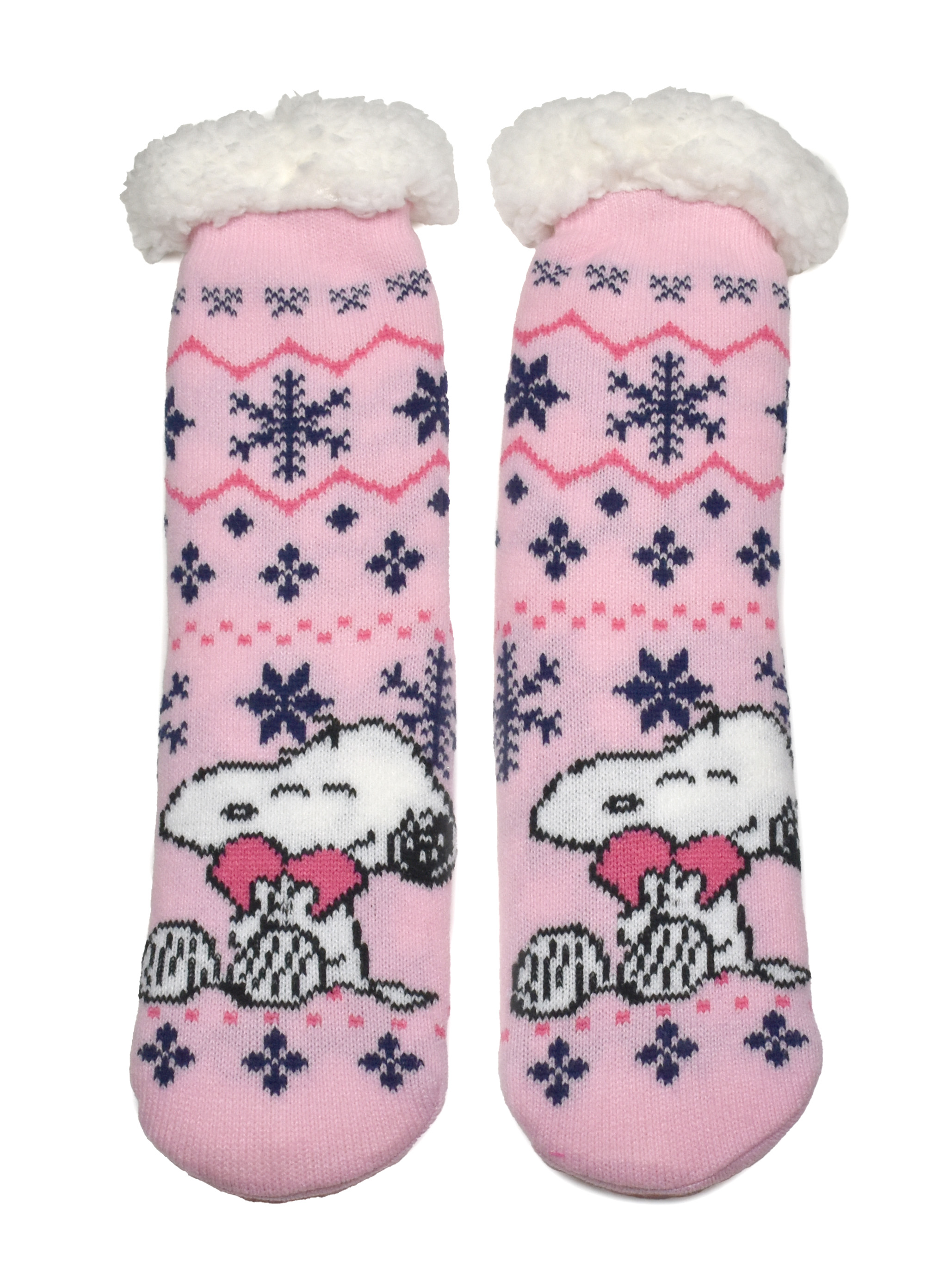 Ein Paar rosa Socken mit Snoopy-Design, Schneeflockenmuster und weißem, flauschigem Besatz oben.