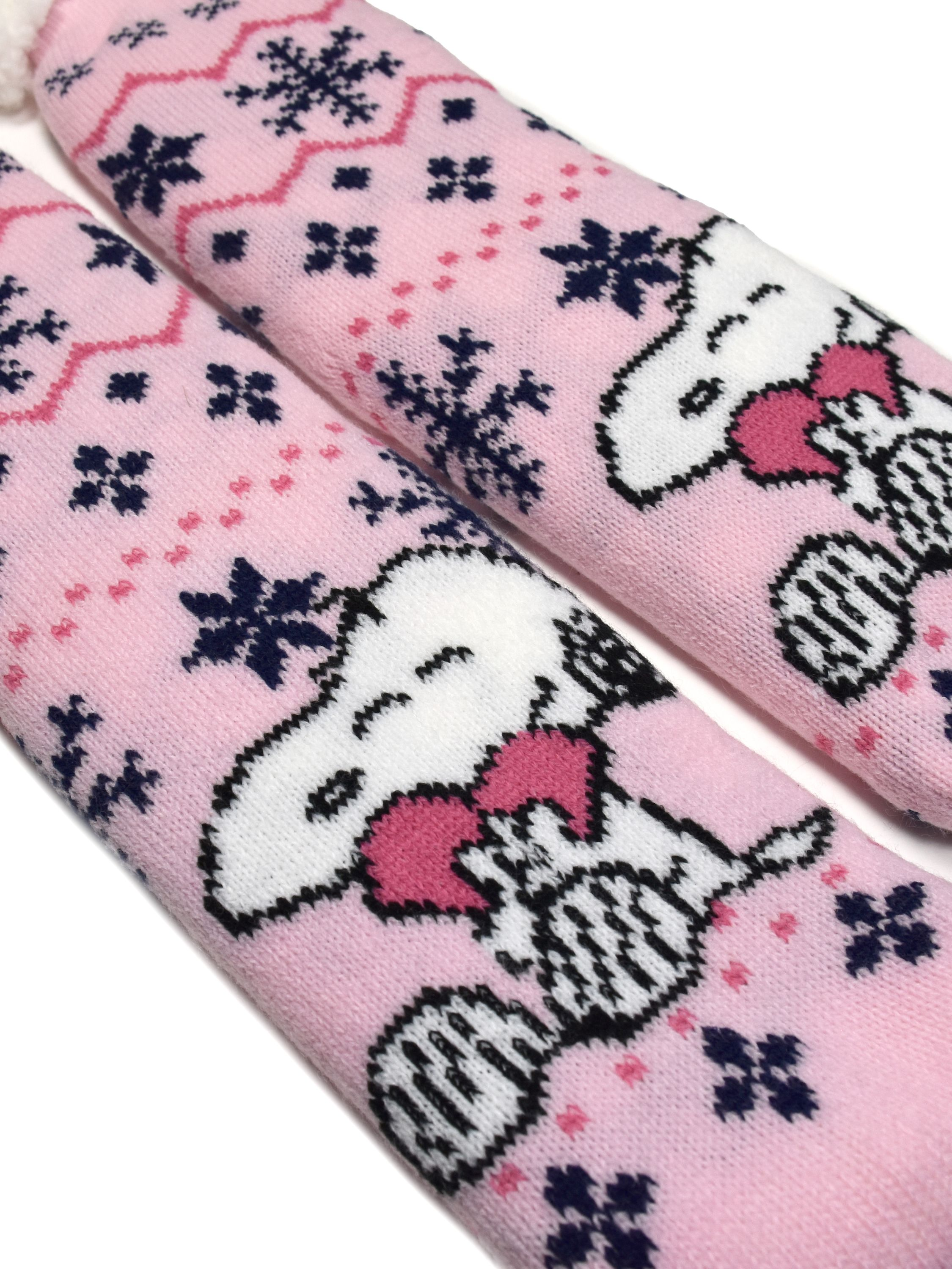 Rosa Socken mit Snoopy-Design, Schneeflocken und Mustern. Weißer Hintergrund.