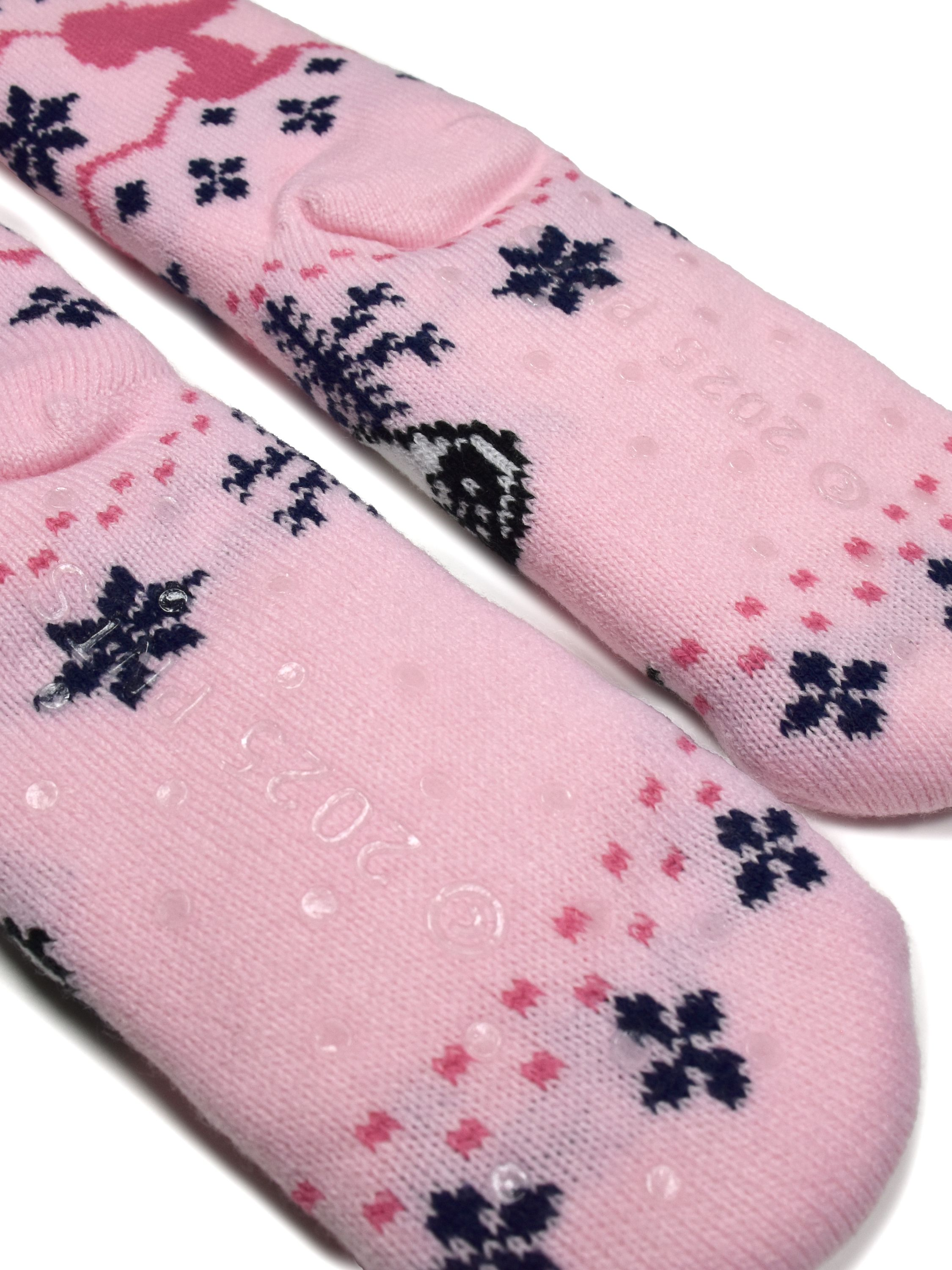 Rosa Socken mit Schneeflocken und Flamingomuster, Anti-Rutsch-Punkte, auf weißem Hintergrund.