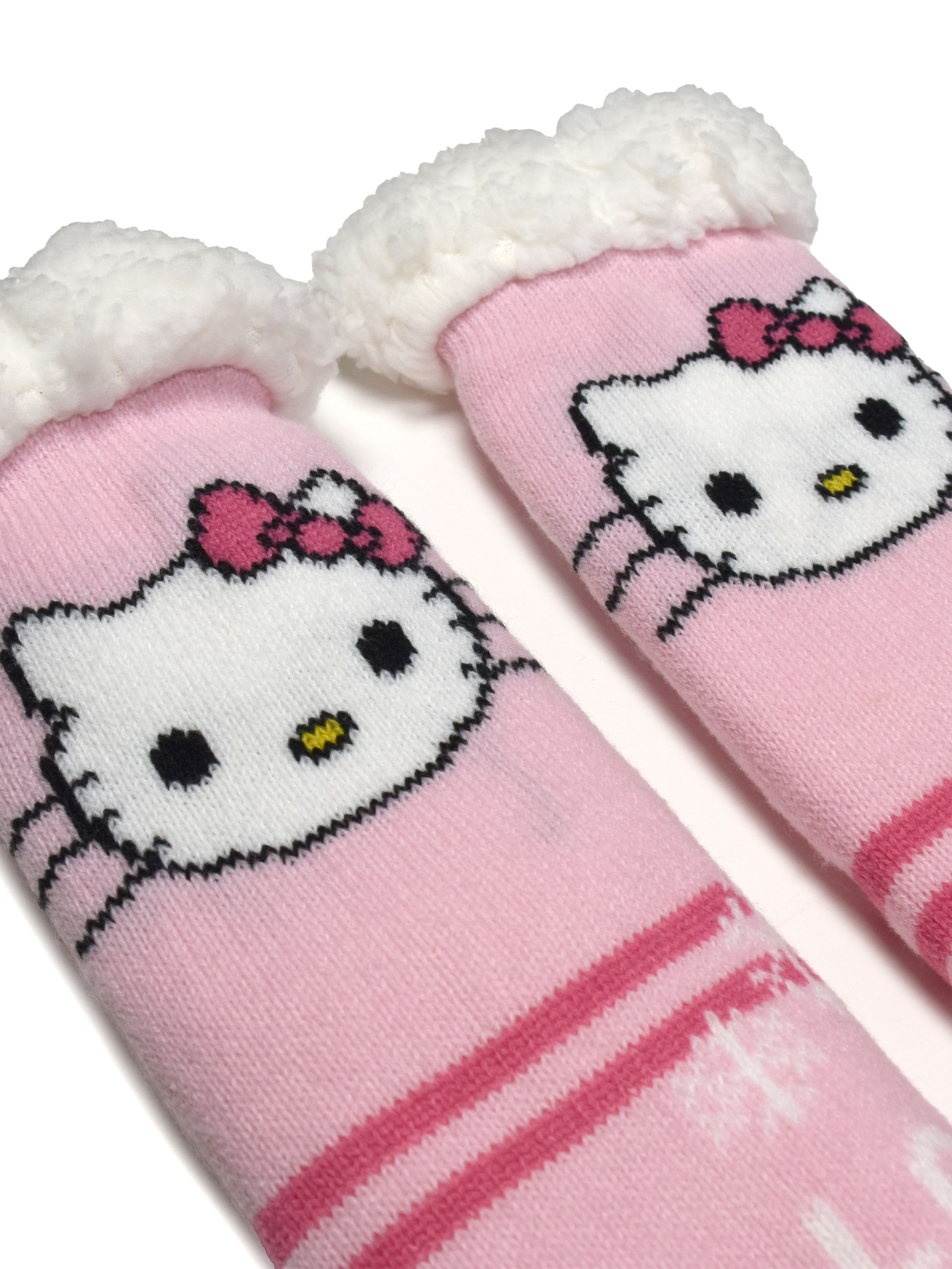 Zwei rosa Socken mit Hello Kitty-Gesichtern, weißen Zierleisten und weißem Flaum. Der Hintergrund ist weiß.