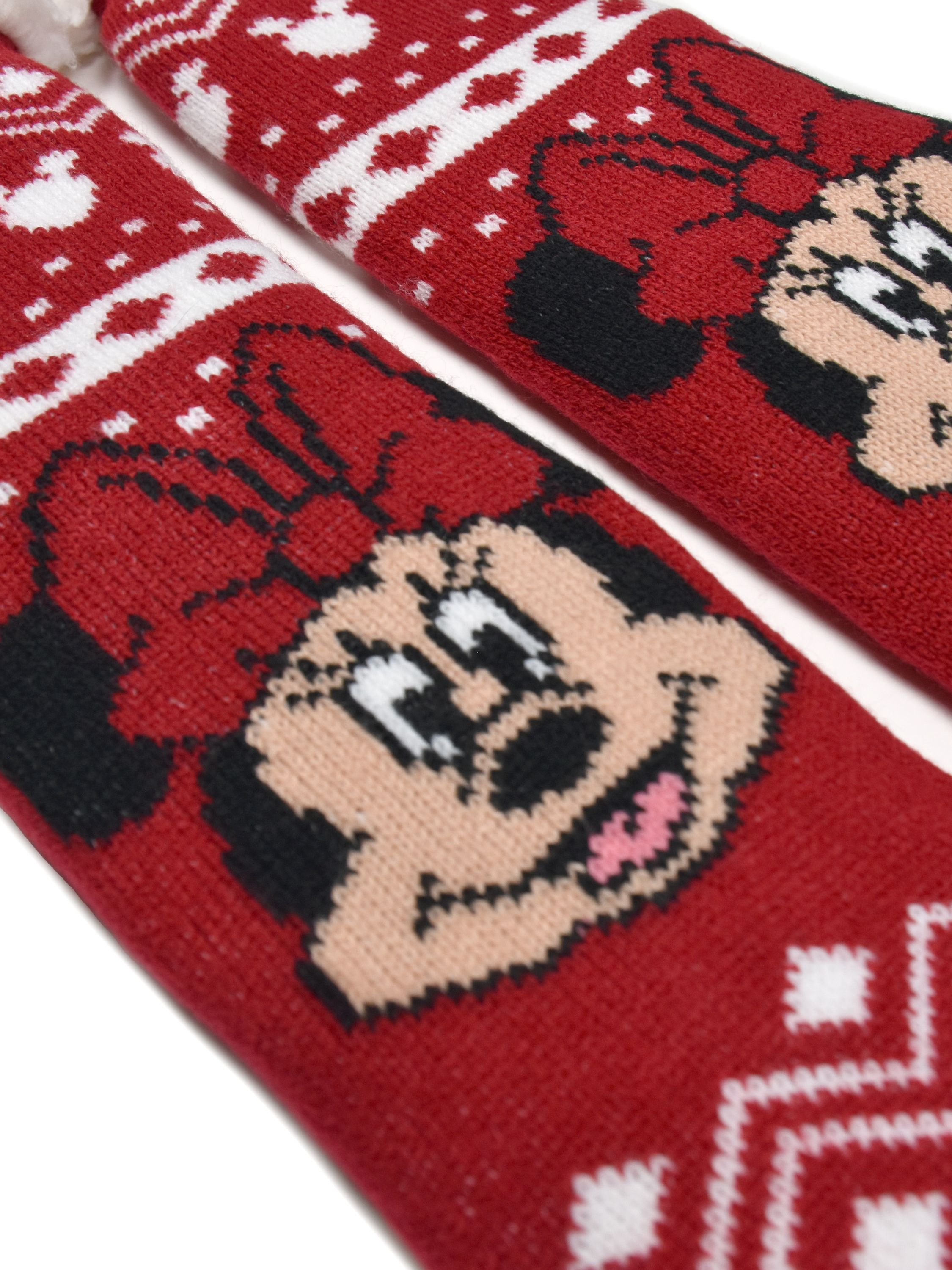 Rote und weiße Weihnachtssocken mit Minnie-Maus-Design. Eine Socke zeigt Minnie's Gesicht.