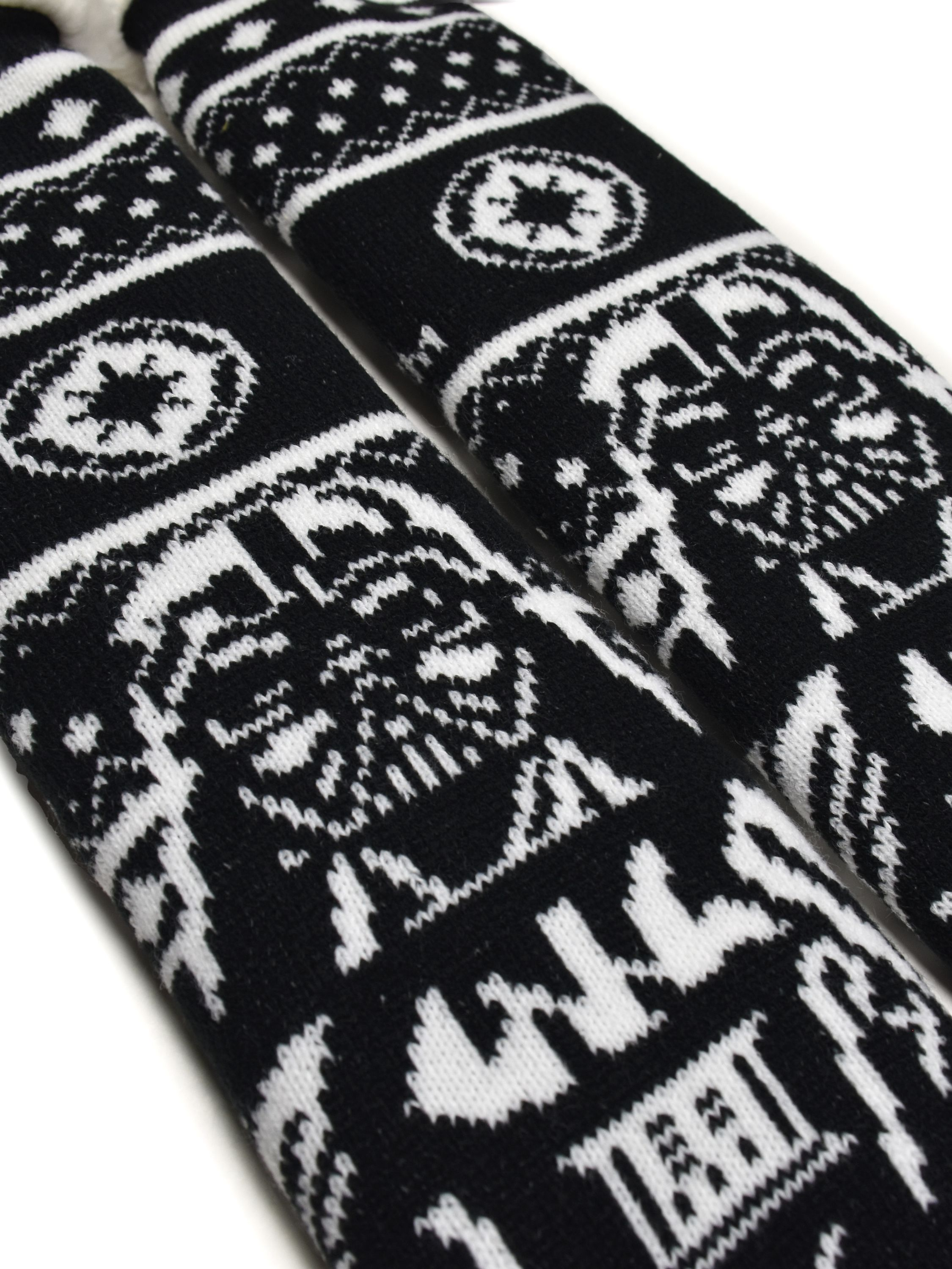 Paar schwarz-weiß gemusterte Socken. Muster beinhalten geometrische Formen und Star-Wars-Designs.
