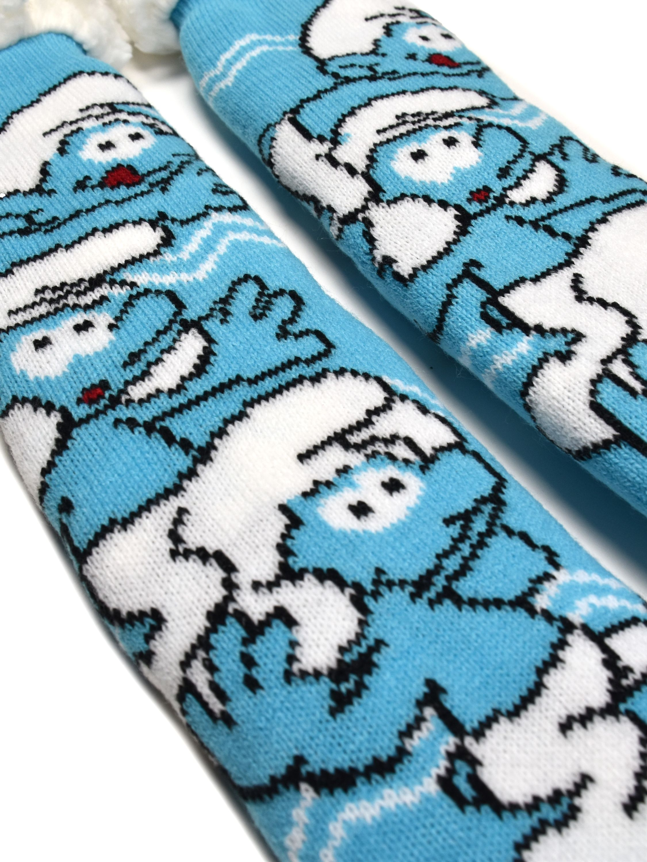 Zwei blaue Socken mit Schlümpfen auf weißem Hintergrund. Die Socken haben weiße und schwarze Details.
