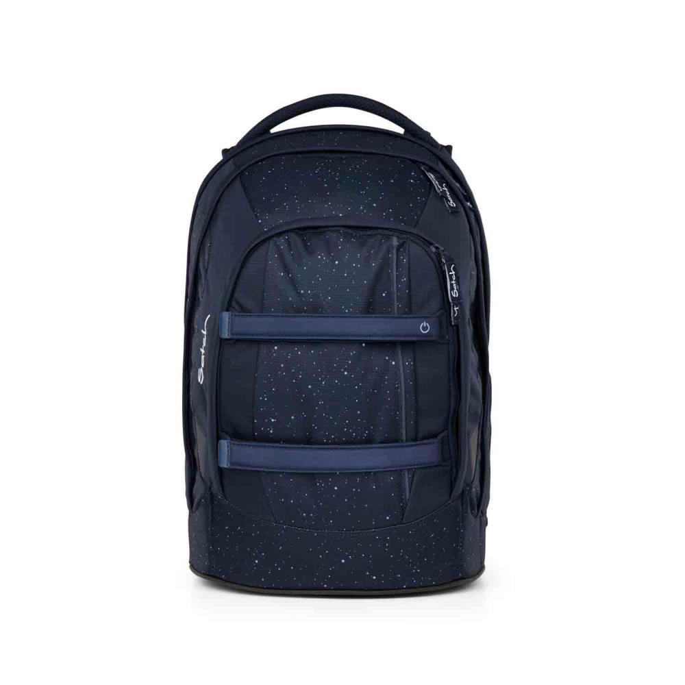 Ein dunkelblauer Rucksack mit weißen Sprenkeln, zwei blauen Riemen, einem Griff oben und dem Markennamen 'satch'.