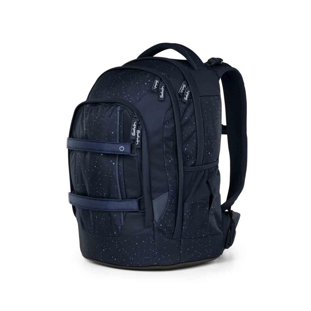 Ein dunkelblauer Rucksack mit weißen Sternmustern. Er hat mehrere Fächer und Riemen. Der Markenname 'satch' ist sichtbar.