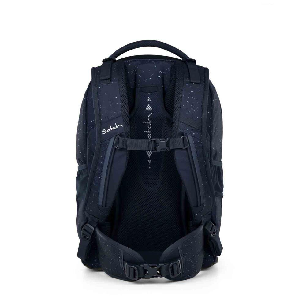 Ein dunkelblauer Rucksack mit weißen Sprenkeln, Schnallen und dem Logo 'Satch' vor weißem Hintergrund.