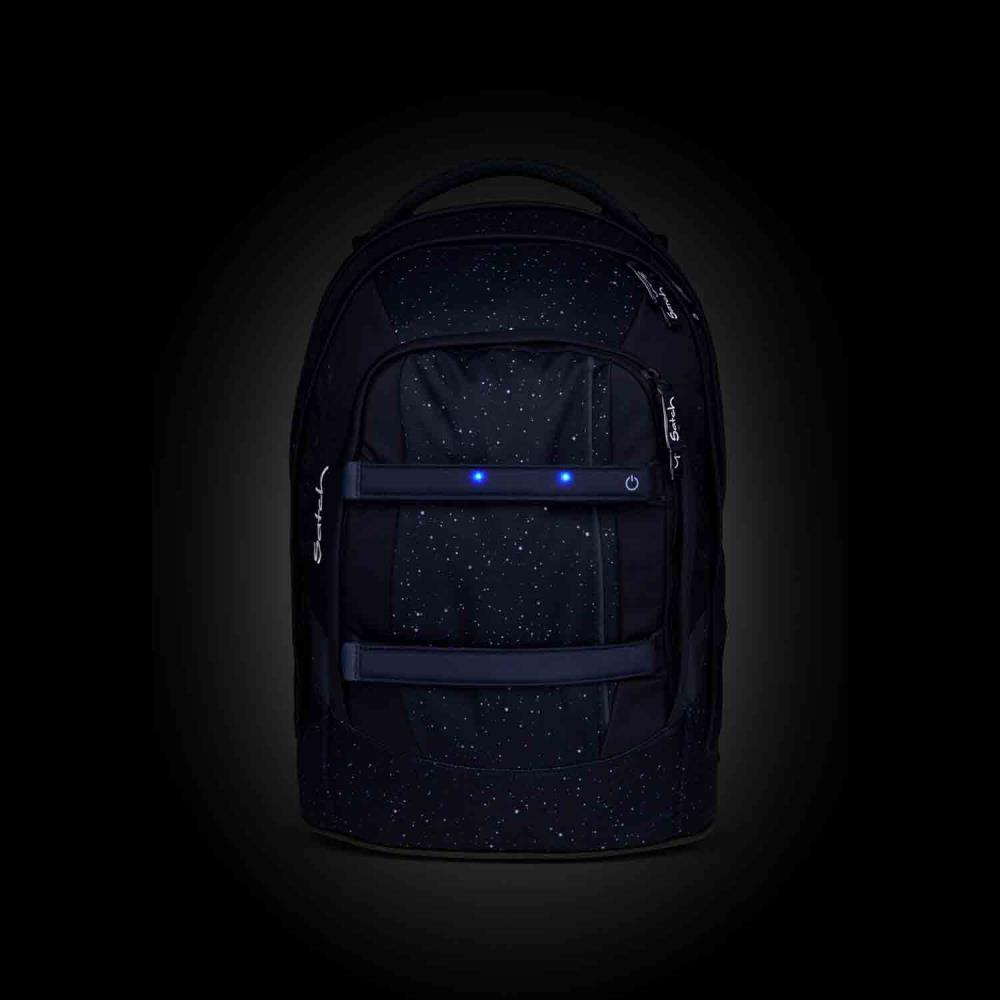 Dunkelblauer Rucksack mit weißen Sternmustern. Er hat blaue Lichter und einen Power-Knopf. Der Markenname ist sichtbar.