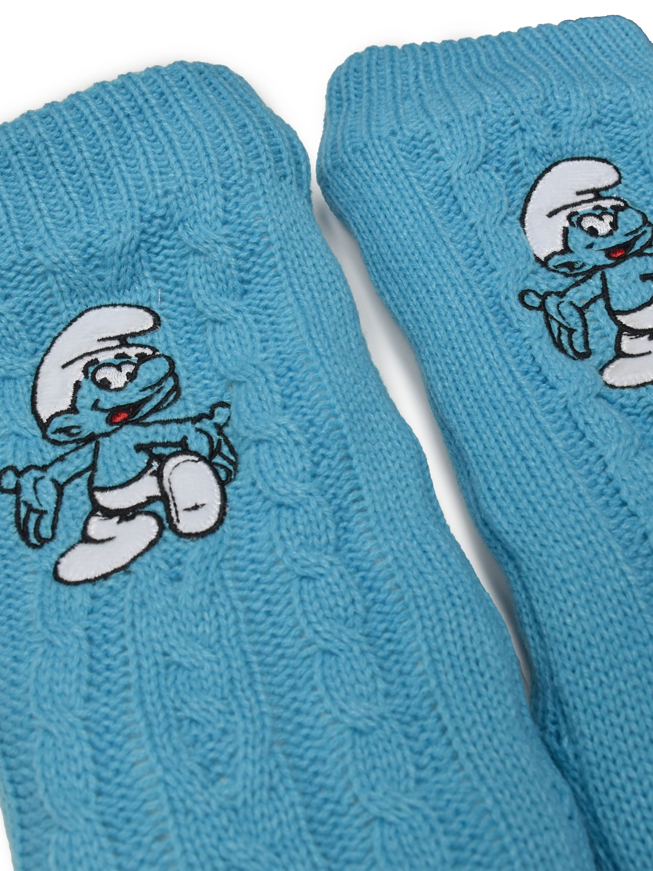 Zwei blaue Stricksocken mit gestickten Schlümpfen auf weißem Hintergrund.
